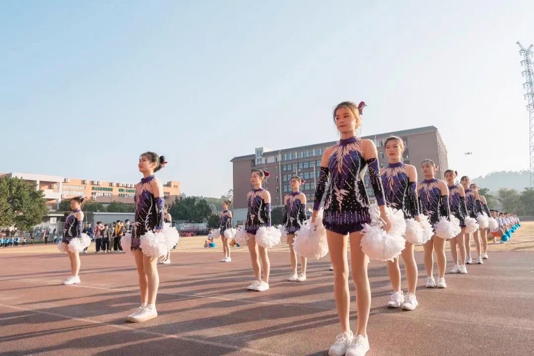 【霞霞系列】刚刚看了一下霞霞的朋友圈，射过霞霞小白袜的兄弟们，就问你们是不是赚大？🤔🤔必须要持续套路霞霞了💦💦 https://t.co/qmXxT74vdP