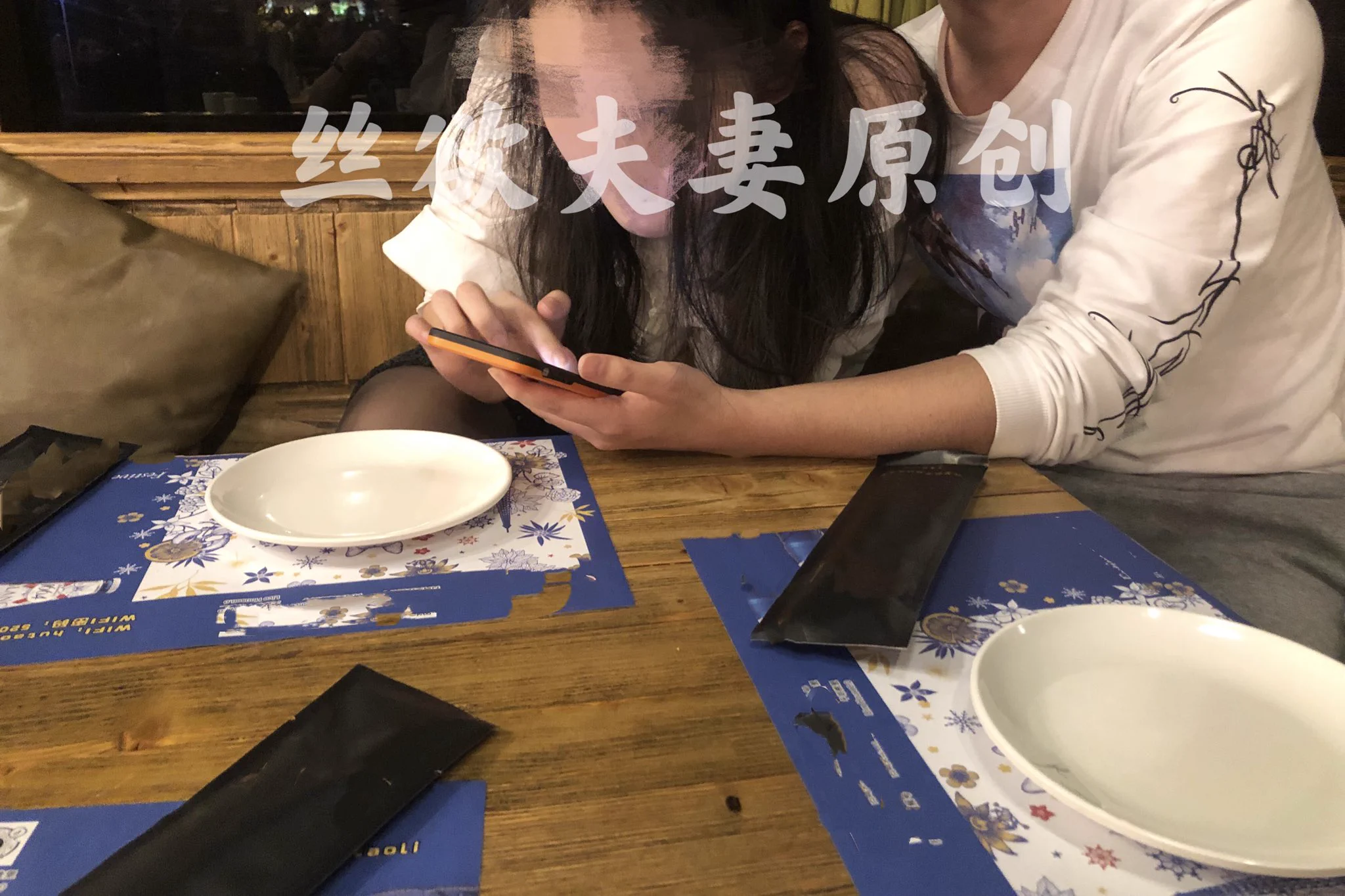 12月17日后续服务员说要手机扫码点菜！单男也比较放得开搂着老婆开始点菜,整的好像我是外人一样😂单男和骚妻也是越聊越开心,自始至终手都没离开老婆的丝袜腿。如此视觉冲击下我也沦陷了,和单男一起把玩着骚妻的丝袜美腿和美脚,完全不理会周围异样的眼光。好在骚妻足够开放,依旧抚摸着单男的裆部！ https://t.co/luOD6EyLea