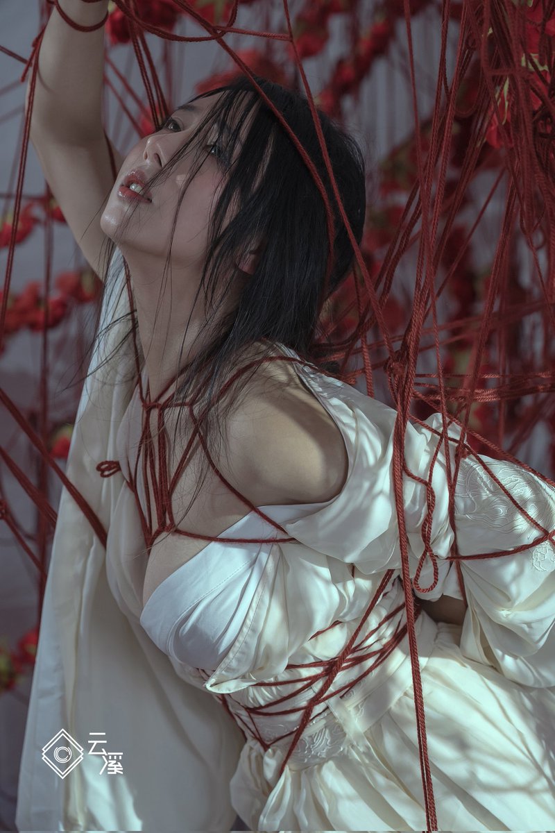 囚鸟不知海，囚鱼不知天。

出镜:@Naitaotaoya 
摄影后期策划:云溪

是织网织的怀疑人生的一套！
但是非常非常非常喜欢(´▽｀)ノ♪！
捆绑yyds！防盗图预售都是一周哈，耐心一点，它值得(´▽｀)ノ♪！
预售奶桃《囚鸟》绳艺绘画素材60p，备注邮箱，1.1发货 https://t.co/e0sfEEPu8W https://t.co/qV2KUKcNKj