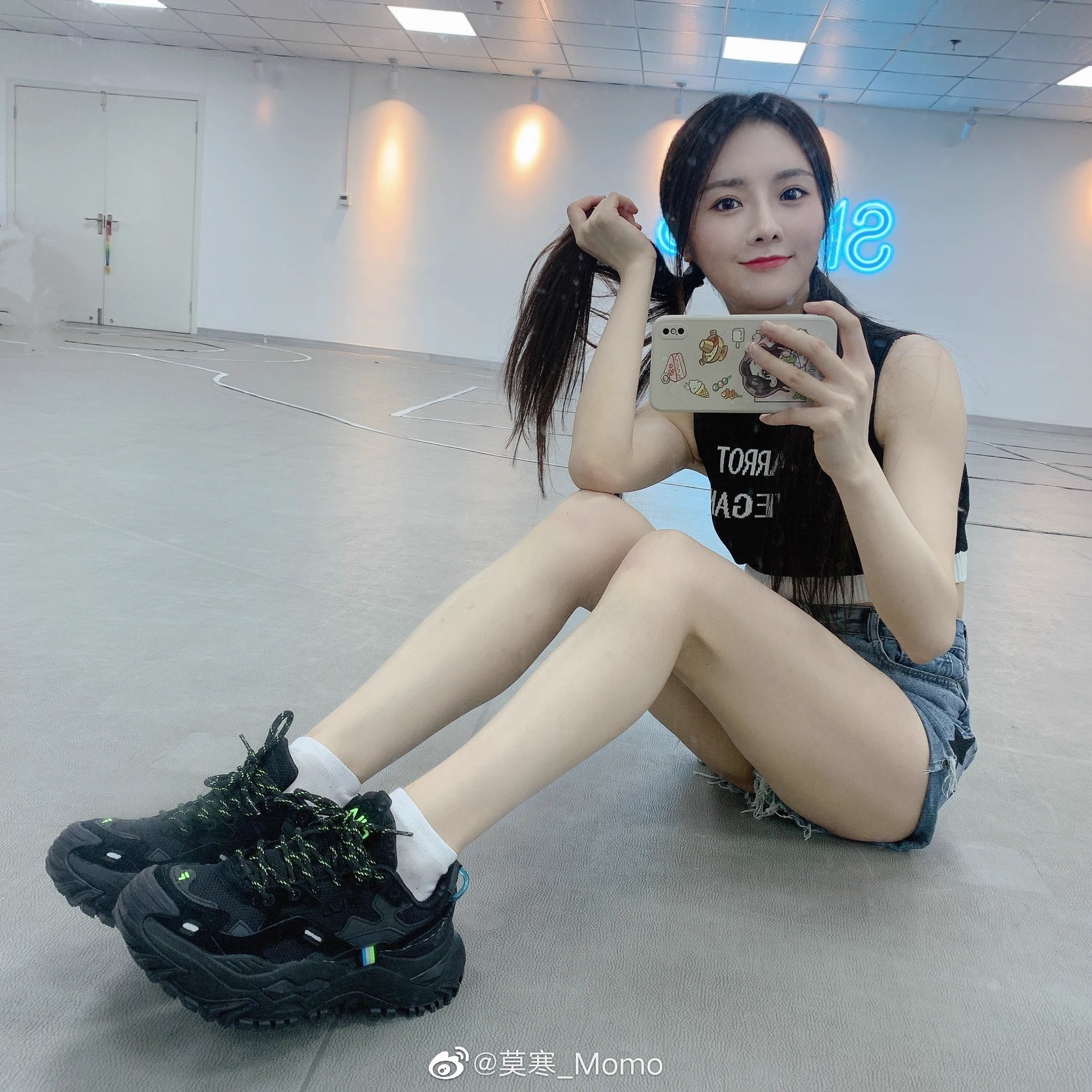 #莫寒 #白袜 浅口白袜配运动鞋 😁 https://t.co/Zf3Vp6OOdk