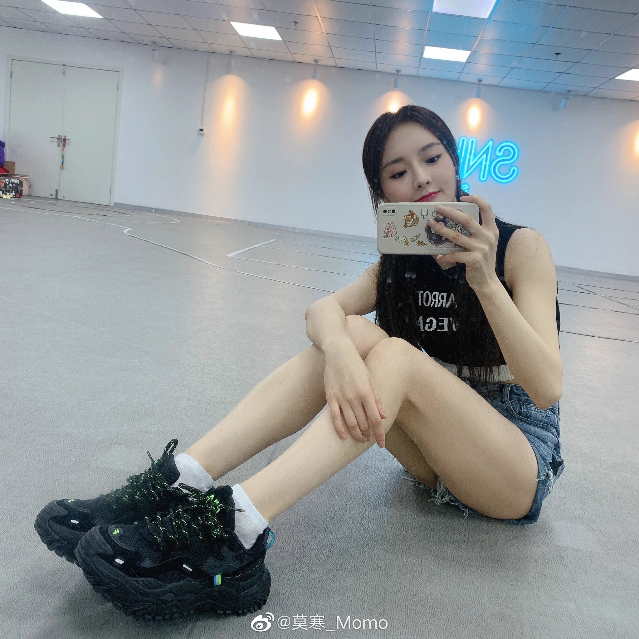 #莫寒 #白袜 浅口白袜配运动鞋 😁 https://t.co/Zf3Vp6OOdk