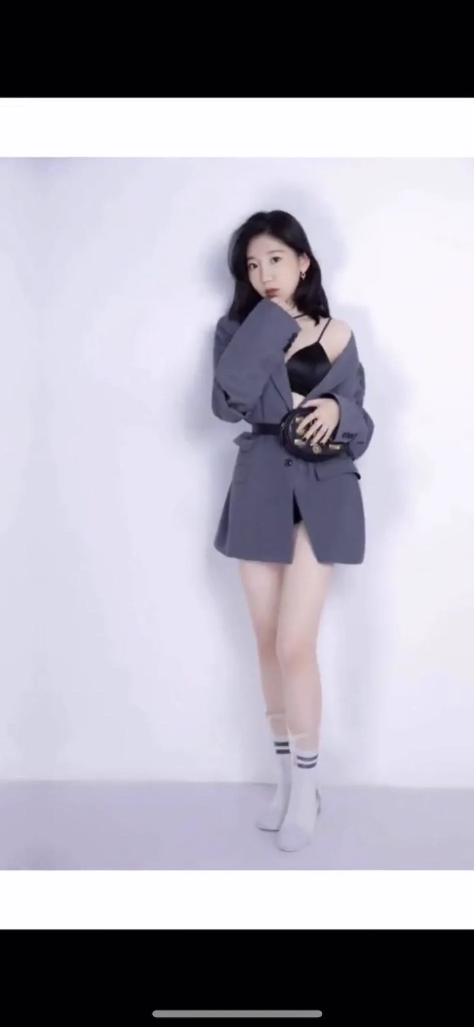 【宝藏女孩】穿蓝衣这个女孩，大家还记得吧，套路小兰这么久终于搞到了她的微信。才发现也是个宝藏女孩。她这几双穿白袜的照片。让人感到内心是个sao货。不知道她拍完，下体会不会湿🤔🤔她的原味有点重，已经上新 https://t.co/LXUovfXD70