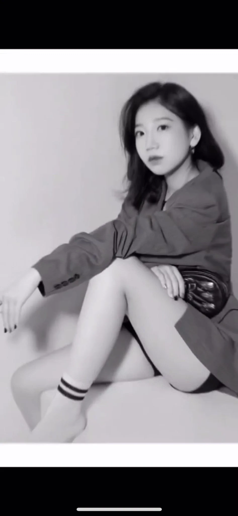 【宝藏女孩】穿蓝衣这个女孩，大家还记得吧，套路小兰这么久终于搞到了她的微信。才发现也是个宝藏女孩。她这几双穿白袜的照片。让人感到内心是个sao货。不知道她拍完，下体会不会湿🤔🤔她的原味有点重，已经上新 https://t.co/LXUovfXD70