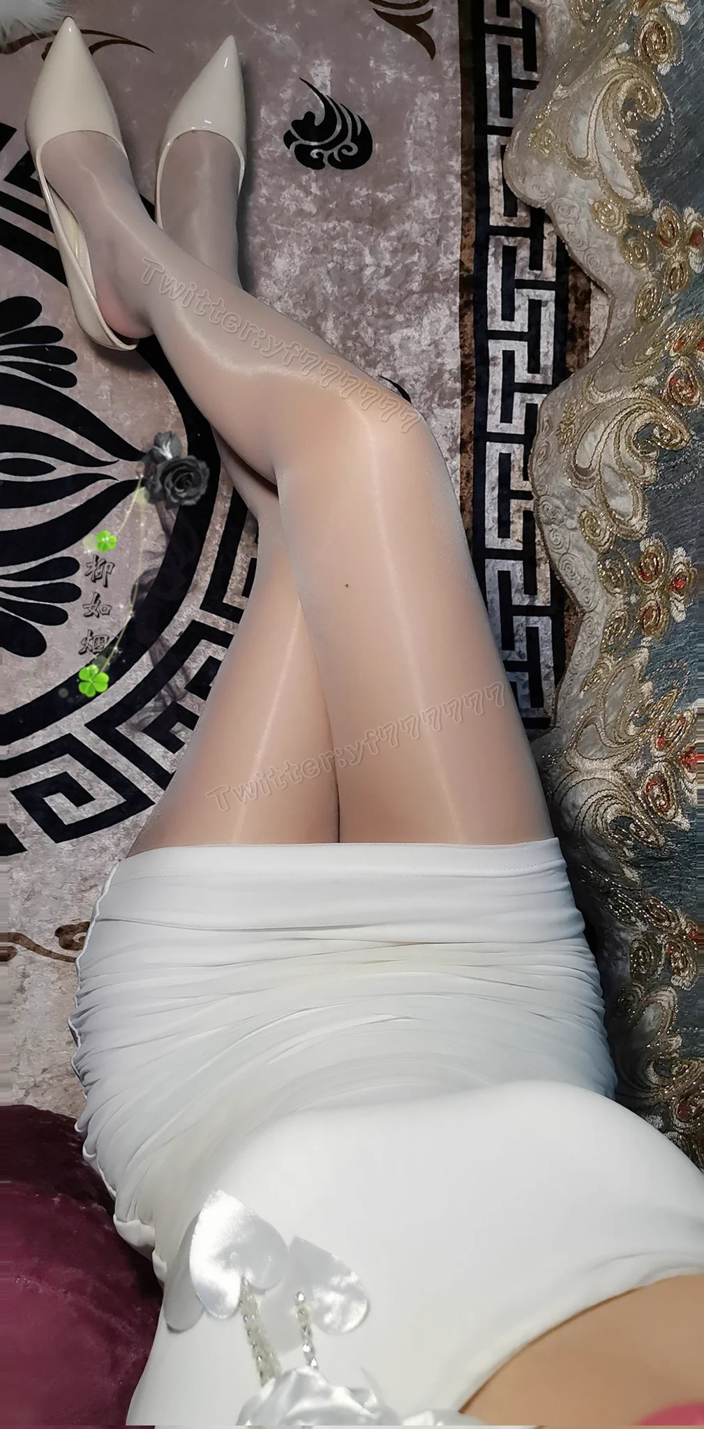 #丝袜 #高跟鞋 #柳如烟开满朝颜的晚秋，我可以卸掉一身倦怠，独自踏上旅途。趁晚秋未晚，我伴疏雨，轻车铁轨，我临窗静候，看车窗物景移变，幻出迷离异芒，织成一道道流光，弹落我心蒙蒙咸埃唯有静候。晚秋。疏雨。入梦而来……@limerencem @LMziqiao https://t.co/HbxKLtxsLC