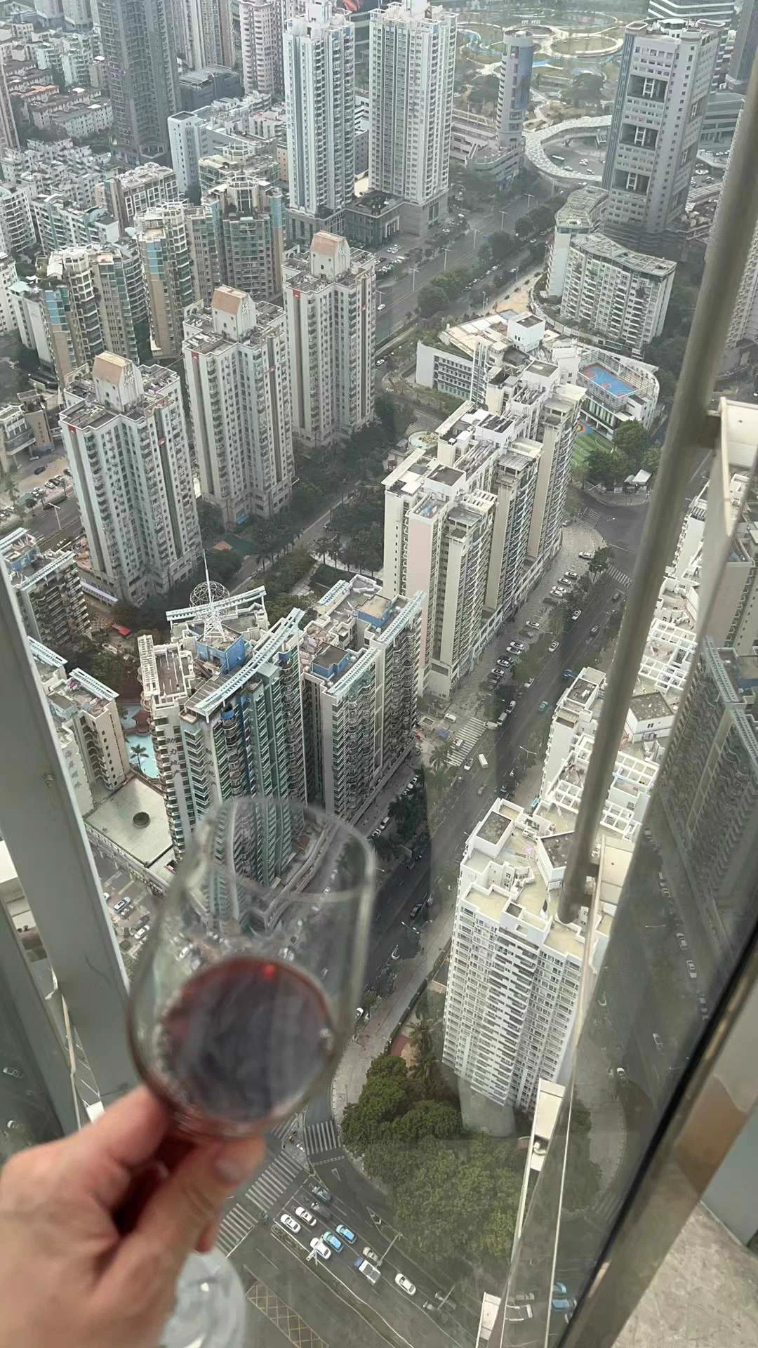 最近女友脚伤不能运动，无奈开始约新的人妻，运气好分享一下：1广州人妻，外企高管女强人，老公家庭煮男，下面极度敏感，一碰就抖那种；2海归女博士，老公外国人在香港，肤白微胖又耐艹，性欲极高；3官二代人妻，老公大厂高管常驻杭州，胸大水多叫得好听(还是个推友)。（图文无直接关联） https://t.co/sU6vvpTSMU