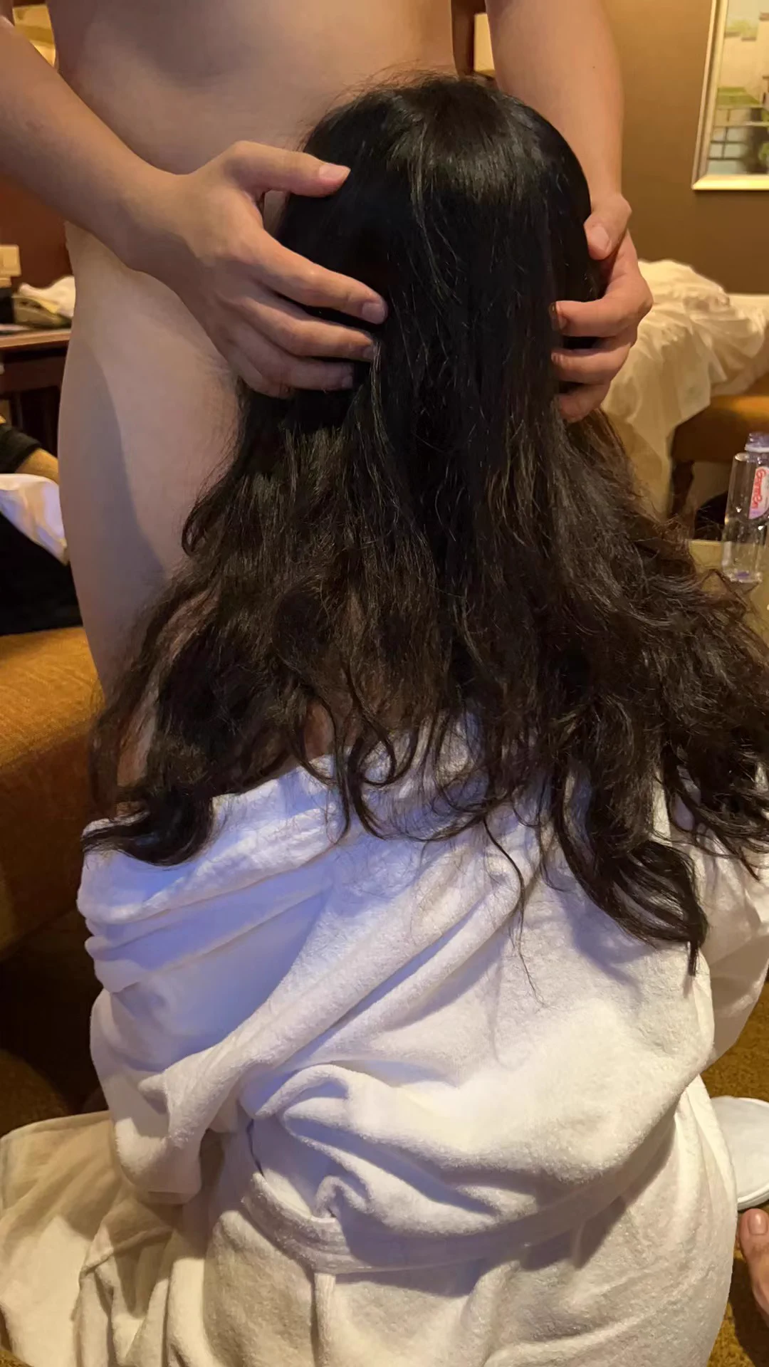 最近女友脚伤不能运动，无奈开始约新的人妻，运气好分享一下：1广州人妻，外企高管女强人，老公家庭煮男，下面极度敏感，一碰就抖那种；2海归女博士，老公外国人在香港，肤白微胖又耐艹，性欲极高；3官二代人妻，老公大厂高管常驻杭州，胸大水多叫得好听(还是个推友)。（图文无直接关联） https://t.co/sU6vvpTSMU