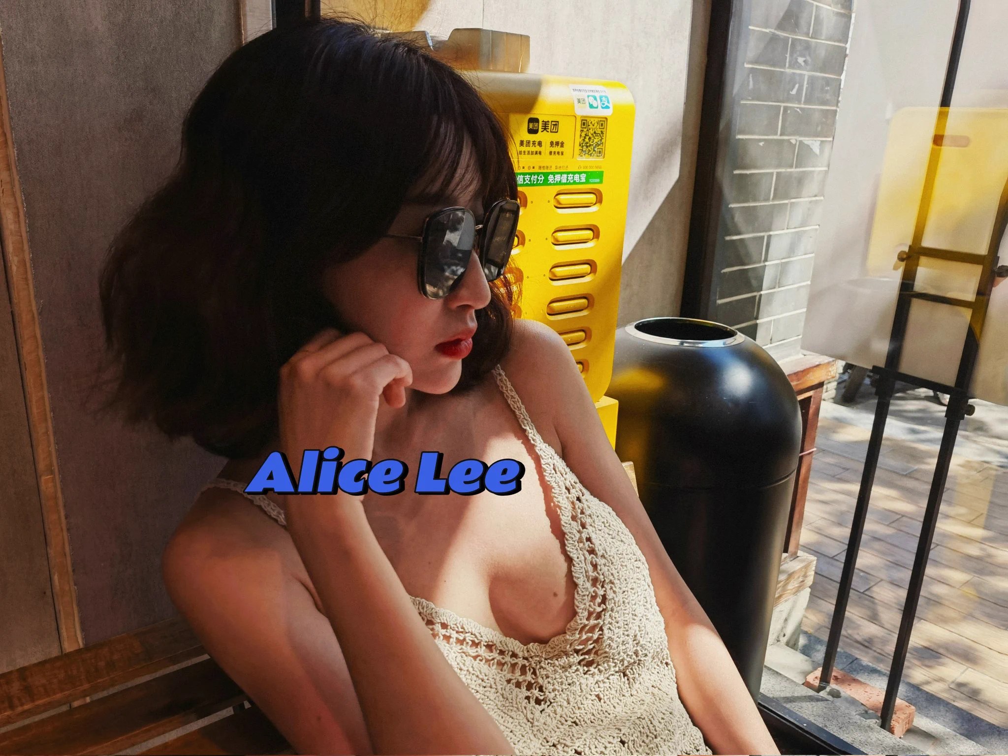 狗子真的是越来越大胆了，在三亚的时候去后海村，只穿了热裤和大V领的吊带就出门。吊带还是亚麻带网眼的，不穿内衣也不贴胸贴，这是要和后海村的姑娘们比一下谁更好操么？ #后海村 #三亚线下 #度假 #反差婊 #女友 #北京约炮 #淫荡母狗 https://t.co/DvciWNajh6
