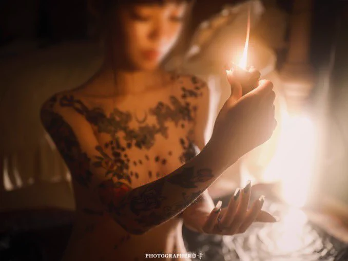超级色色的鸡巴蜡烛和裸女蜡烛来啦！搞黄色就是连蜡烛也得是充满涩情的才对🤩~我自留了一套但是不舍得用，放在家当摆件了！摄影@whiteplace1990 模特友情出演非博主本人~ https://t.co/8eQ1bYyidW