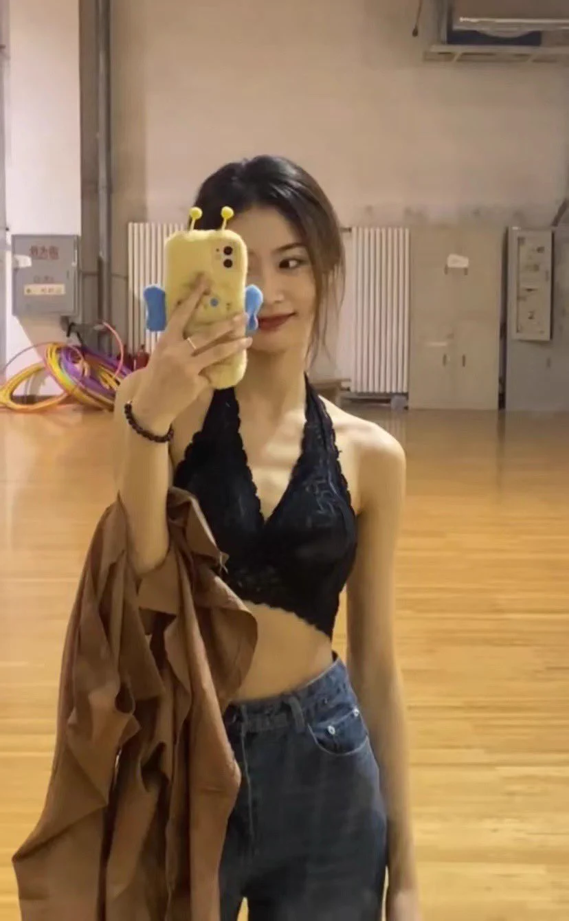 【舞蹈女孩-心语】一位舞蹈专业的女孩，身材和气质是街上男人都要回头的那种。重要的是170以上的身高却是小脚。给人高冷的感觉，其实内心和棉袜都是很闷骚的女孩😧😧 https://t.co/L4nNvPdvZA
