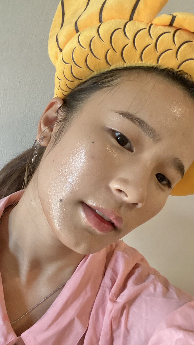 ชอบหน้าตัวเองตอนนี้มากกกก รู้สึกว่าใสขึ้น หลังจากที่ลองใช้เจลแต้มสิวกะมาส์กของ @HerHynessBeauty มันอ่อนโยนสุดไรสุด ใช้แล้วรอยจางไวแบบงงๆอะ ฟิลแบบแต้มไปงั้น แต่จางลงจริง แนะนำมากก
ใครสนใจ พิกัดอยู่นี้ @HerHynessBeauty ลองเถอะแล้วจะติดใจ
#รีวิวherhyness #ใช้ดีบอกต่อ #HowtoPerfect https://t.co/rcxvQP5WgH