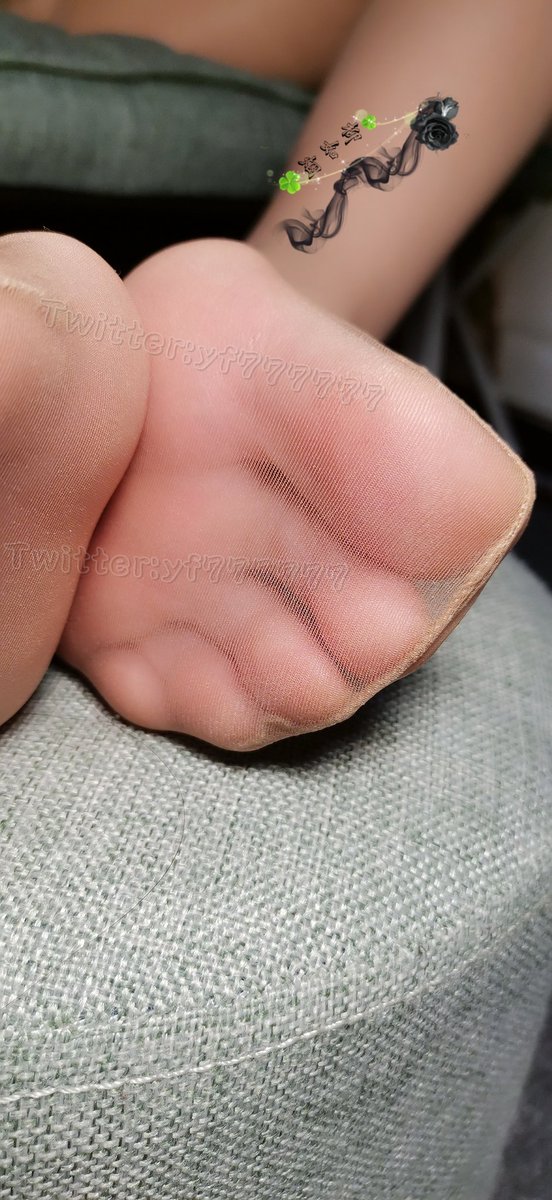 #丝袜 #丝足
望不穿曲终人散的凄凉；写不尽缘起缘灭的沉浮；看不透镜花水月的虚无。谁倾了我的城，我负了谁的心？
@limerencem https://t.co/bEOsOag28I