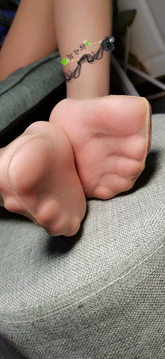 #丝袜 #丝足
望不穿曲终人散的凄凉；写不尽缘起缘灭的沉浮；看不透镜花水月的虚无。谁倾了我的城，我负了谁的心？
@limerencem https://t.co/bEOsOag28I