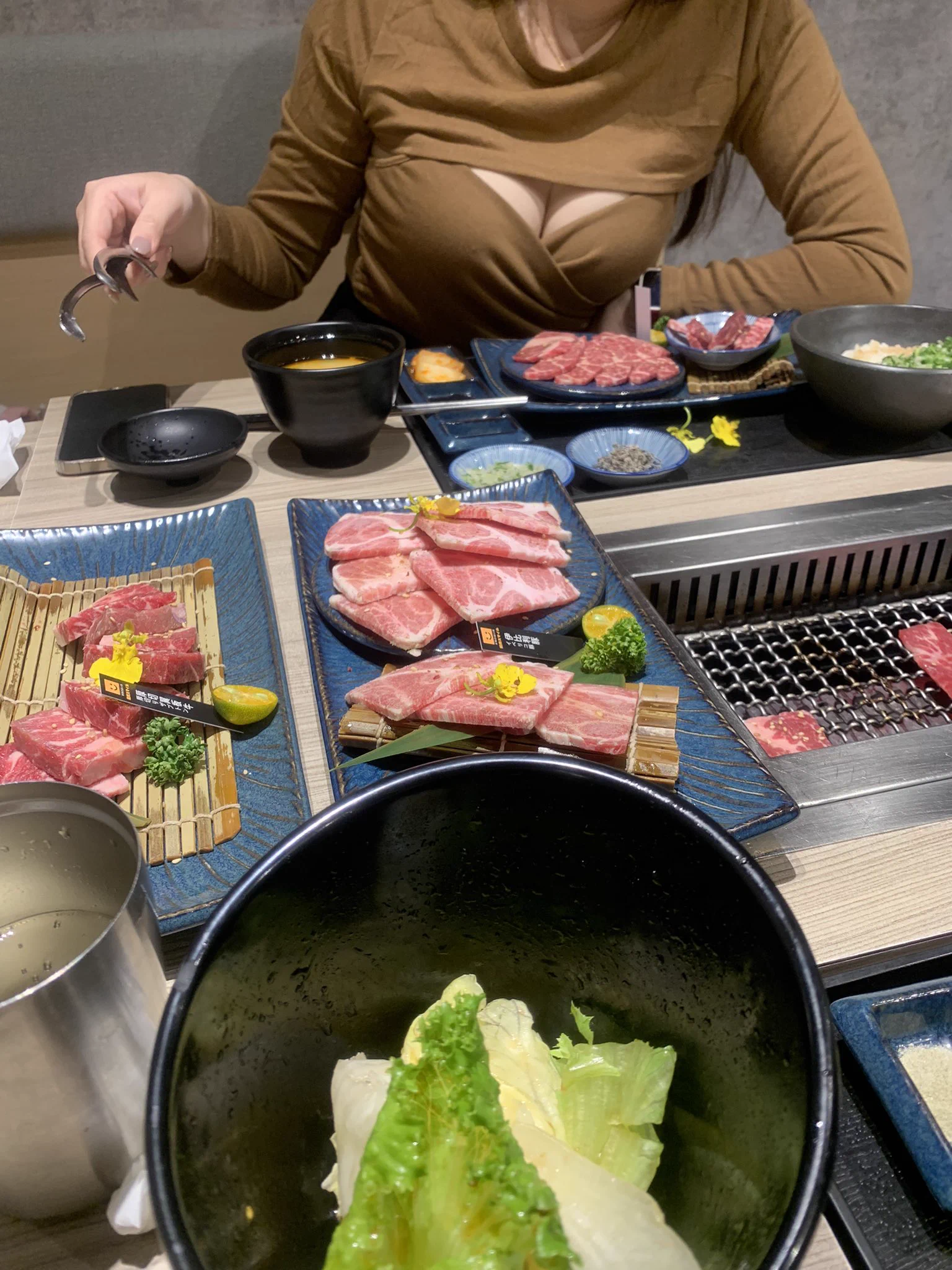 該吃燒肉還是吃對面豆腐?隔壁桌的男生不知道我們兩個人粉絲超過30萬我最愛的姐😍@Crystal20212004 https://t.co/upZHFrx903