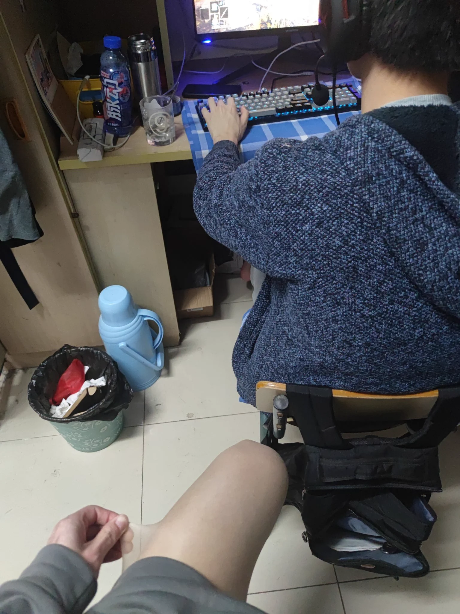 宿舍里穿丝袜公然挑衅.jpg https://t.co/DFRkssk193