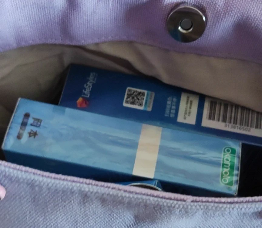 小区终于通快递了。只进来了某通。去领快递，结果被要求说疫情期间，纸壳子不能带回家，只能现场拆了拿东西回去。于是，当着快递员的面。拆出了十盒避孕套。再见了，这个美丽的世界。 https://t.co/BOvhFw1QS7