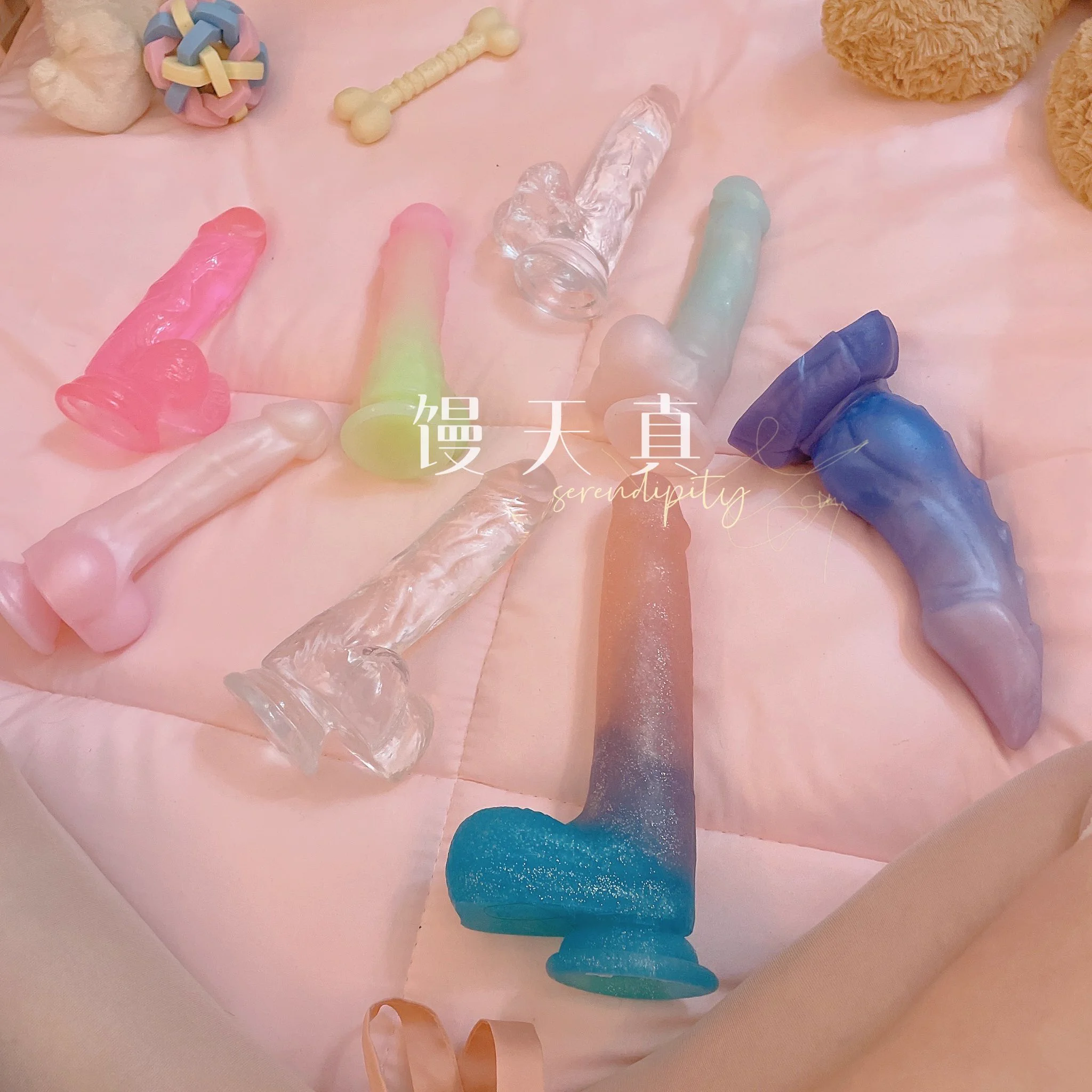 发情小狗的玩具，当然都是假鸡巴啦~跪着下面插着玩具假鸡巴，抬头嘴里含着主人的真鸡巴，这样才满足~话说透明的水晶牛子真是价廉物美！！拍照好看，也没有异味，我直接建议大小型号各买一个！！ https://t.co/EQSJz0npEz