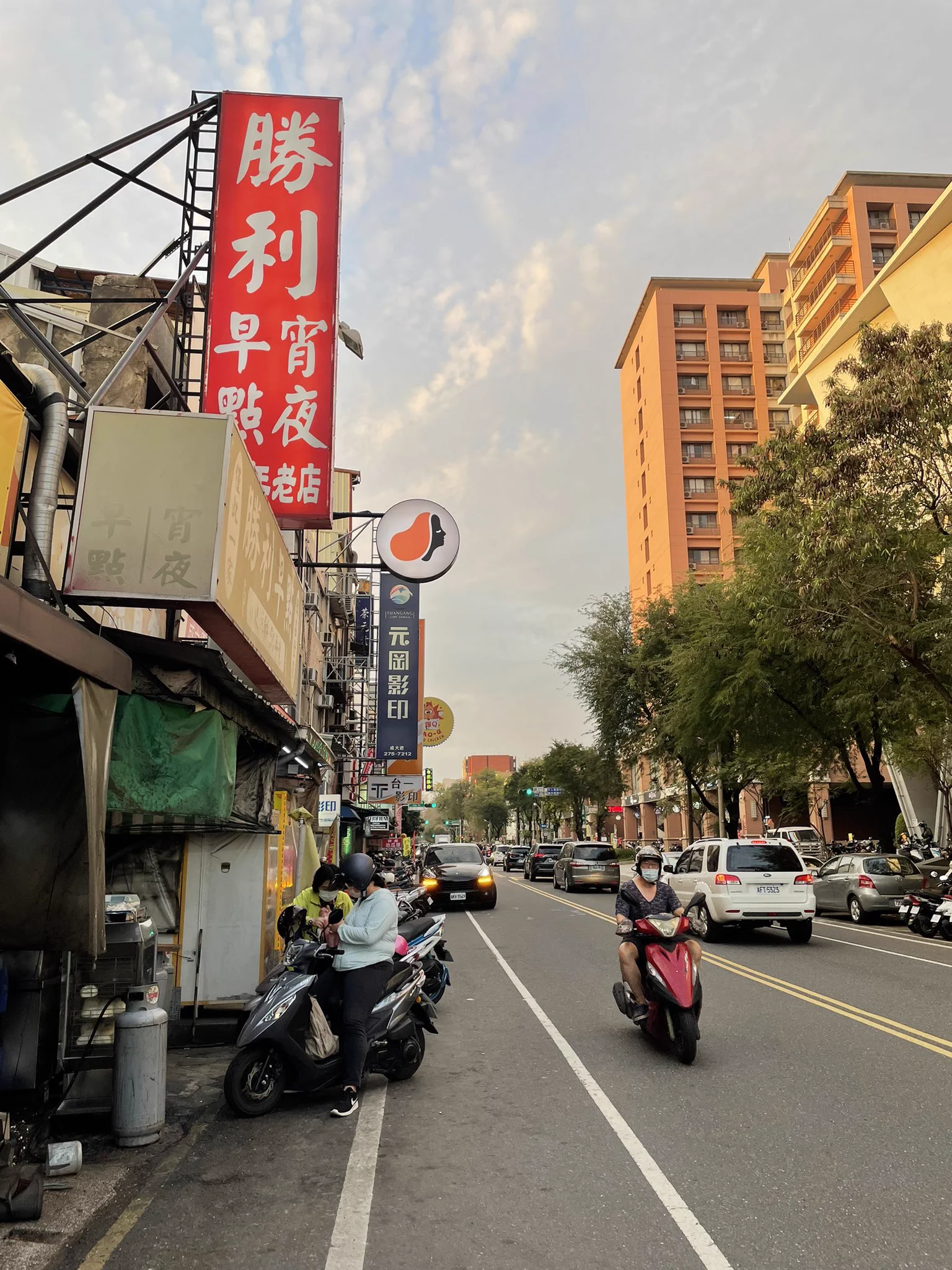上次來台南已經快一年前了公：台南感覺跟台中差好多，不知道好不好約3p😌我：應該可以吧！我還蠻喜歡南部男子，感覺很純樸（身材很多不錯的，看起來都厚厚寬寬的🤤）#3p #單男 #夫妻 #徵友 https://t.co/YOqSjviNst