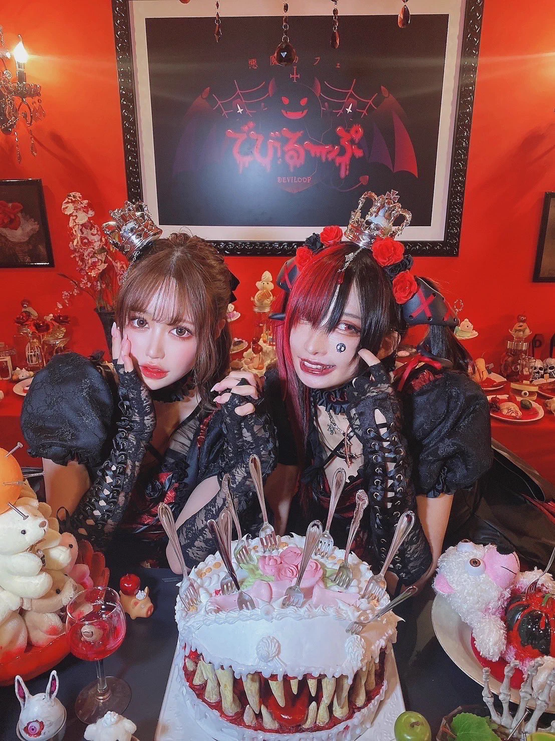 ぴかりんとツーショット撮って頂いて幸せすぎた😭💗💗手も繋いでくれたしギュッてしてくれたし、もうファンサが凄すぎて悪魔だけど天使過ぎた〜🥺💗💗💗 https://t.co/5lw4vzYuYX
