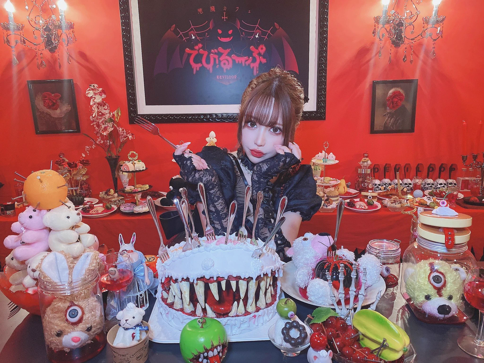 でびるーぷ（@deviloopcafe )さんのレセプションに招待して頂き行ってきました😳💗めちゃくちゃ内装が可愛くて制服も凄くて世界観がぴかりんのそのままを再現されてるようでした🥺✨ぴかりんともお写真撮って頂いて幸せすぎた…😭💗後で載せる🥺 https://t.co/6ptSt3MUoO