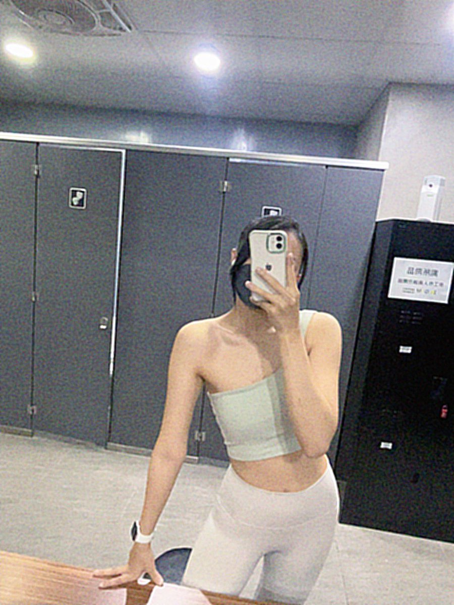 由於剛剛太趕出門又太激動
沒發現跟禮拜穿一模一樣的衣服來運動😂

剛剛我教練還默默從我後面走過去
問我：啊你是上得了布了沒？
另一個教練飄過（上不去要說捏…）

乾直接被教練看不起啦⋯⋯

空瑜下課10點開台🥳
來陪健身小廢物運動（如果我爸開我就不開ㄌ https://t.co/C4dkDk6BQZ