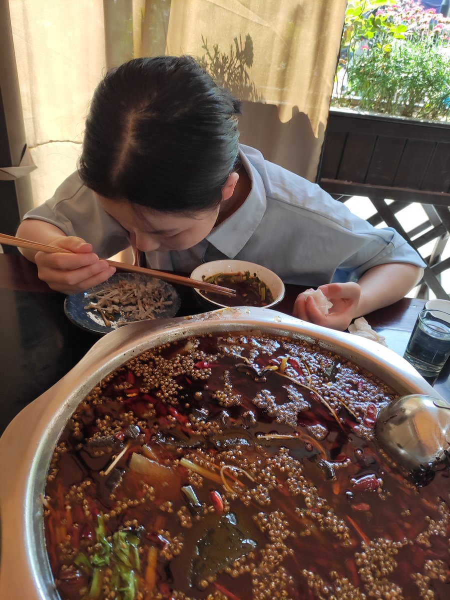 成人运动做完了，两个人都累了。这就是昨天说的，成都的学生小姐姐。现在在吃蛙补充一下能量。本来说去吃小龙虾，结果找了几家都说五点开始营业。 https://t.co/ekpyzT2iTm