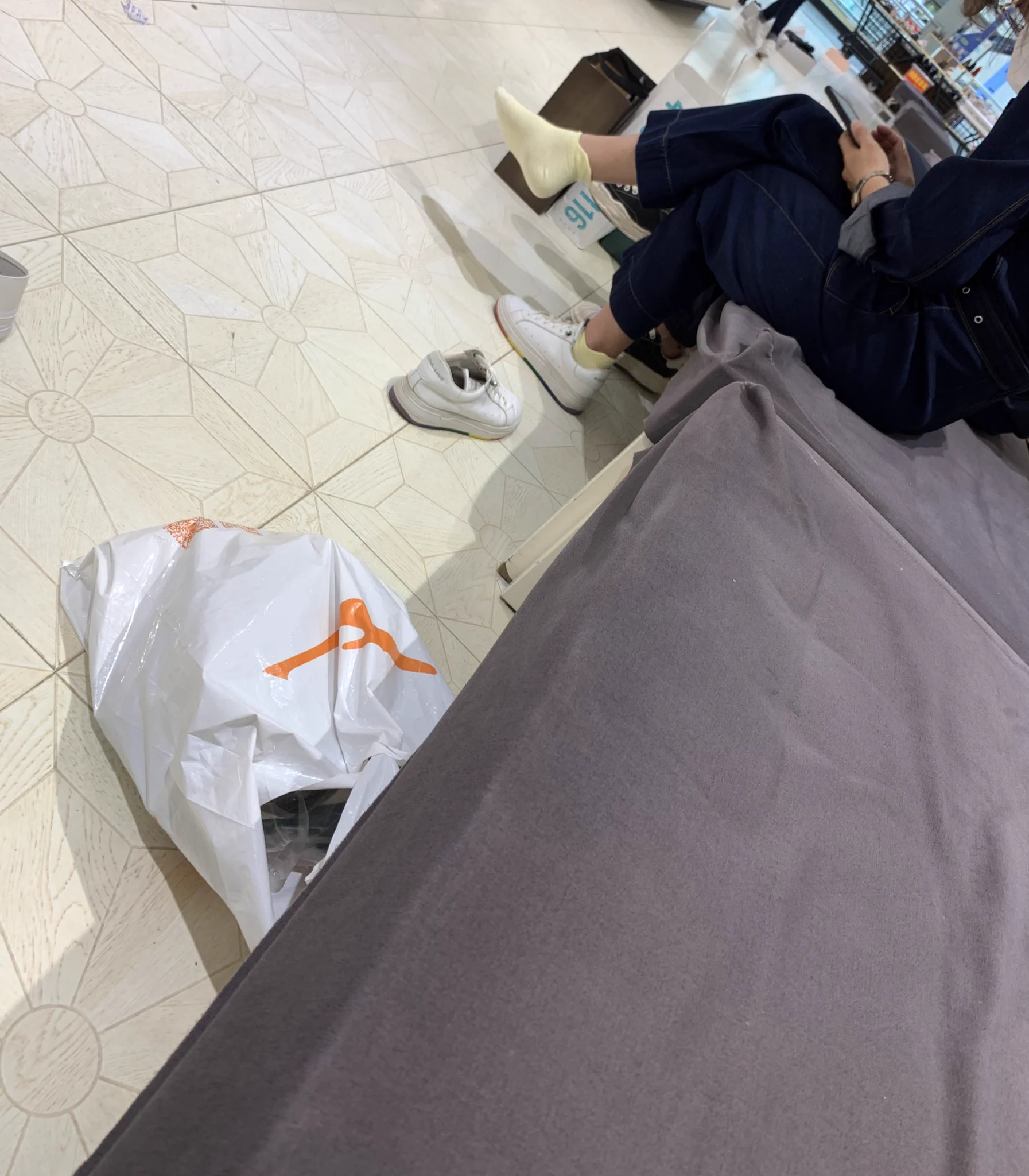 《商场顺袜》东北终于解封开春了，大家要抓住这个时机去商场转转。很多女孩都要换凉鞋。凑巧今天看到一个穿白袜的女孩在试鞋，老办法搞到手，甚至还有余温。发抖的手放到兜里，转身离开…留下女孩一脸茫然，听和服务员交谈是36的脚，看她在那里试凉鞋。真的精虫上脑了💦💦 https://t.co/6ElC5IkqSl