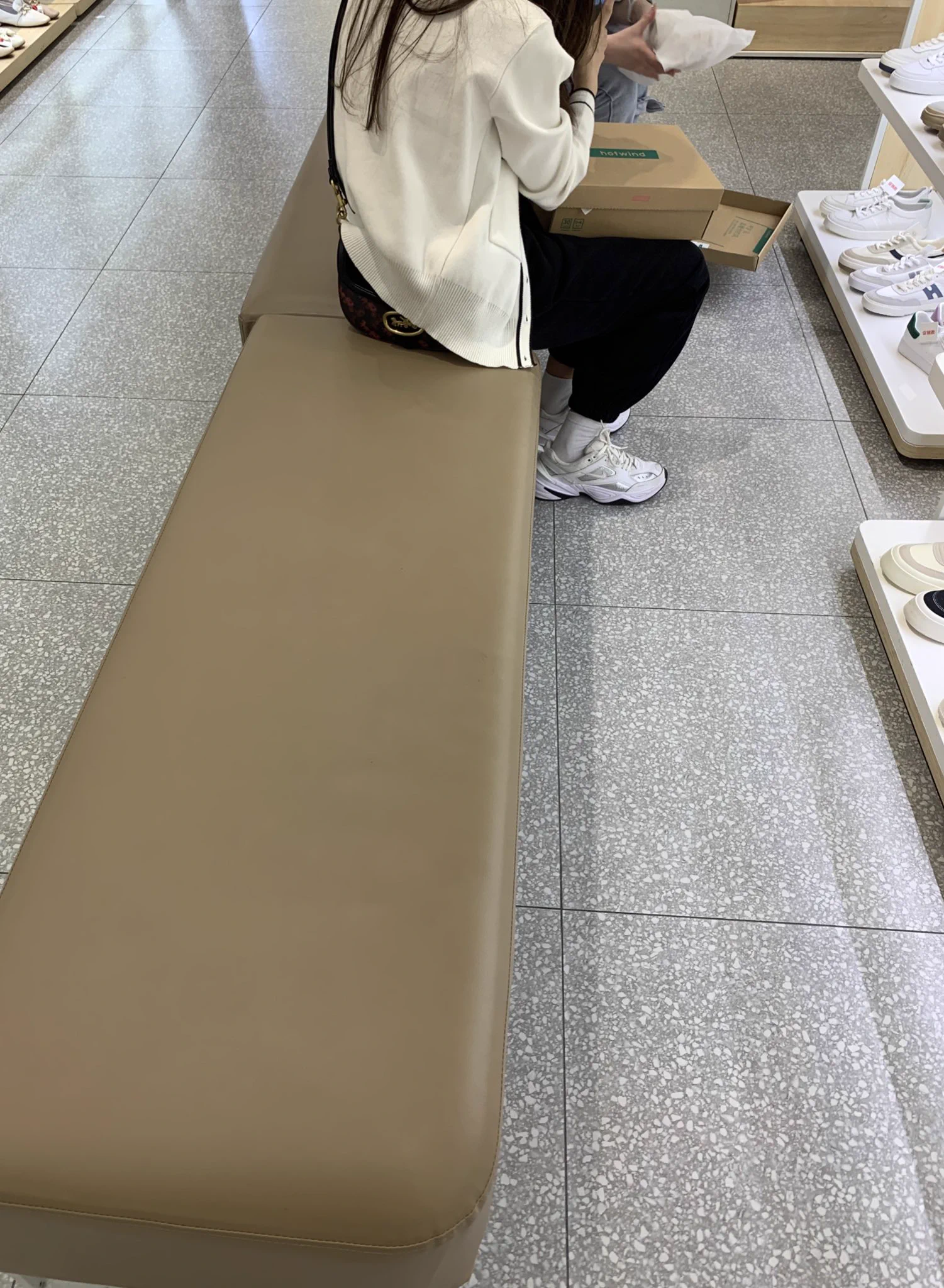 《商场顺袜》东北终于解封开春了，大家要抓住这个时机去商场转转。很多女孩都要换凉鞋。凑巧今天看到一个穿白袜的女孩在试鞋，老办法搞到手，甚至还有余温。发抖的手放到兜里，转身离开…留下女孩一脸茫然，听和服务员交谈是36的脚，看她在那里试凉鞋。真的精虫上脑了💦💦 https://t.co/6ElC5IkqSl