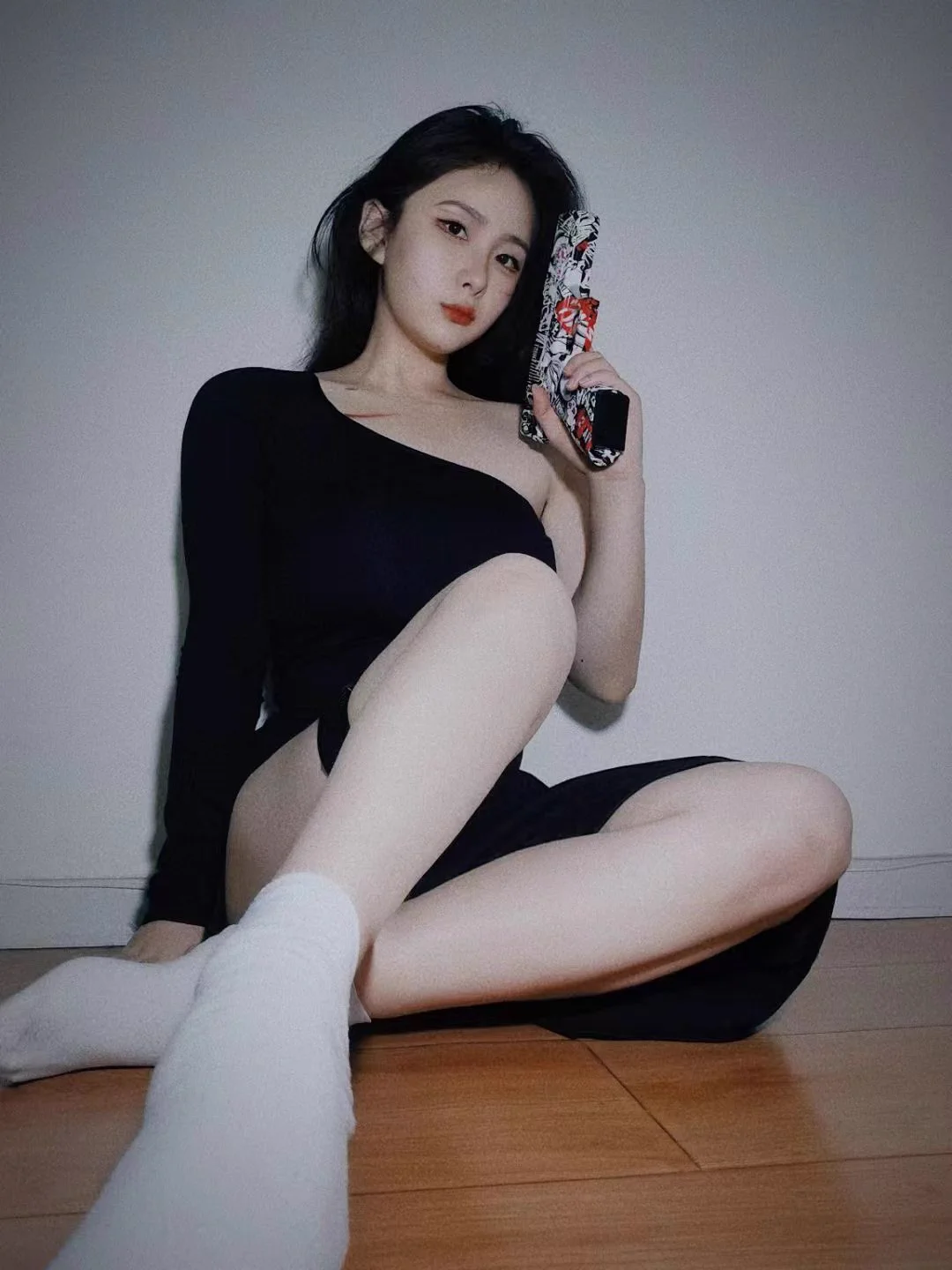 《艺术学院系列》大二女孩-张张，属于老人新照。当时在寝室收袜时觉得这个姑娘不错，就加了微信。现在春夏之交，想到她肯定有很多的棉袜。就收了几双我觉得可爱的。每当想到这个的时候。心里都觉得软软的白袜是可怜的💦💦可想到兄弟们到货时，肯定会把这些小白袜套在下体上…内心深处又如此的矛盾😂 https://t.co/3tdC6qGBwe
