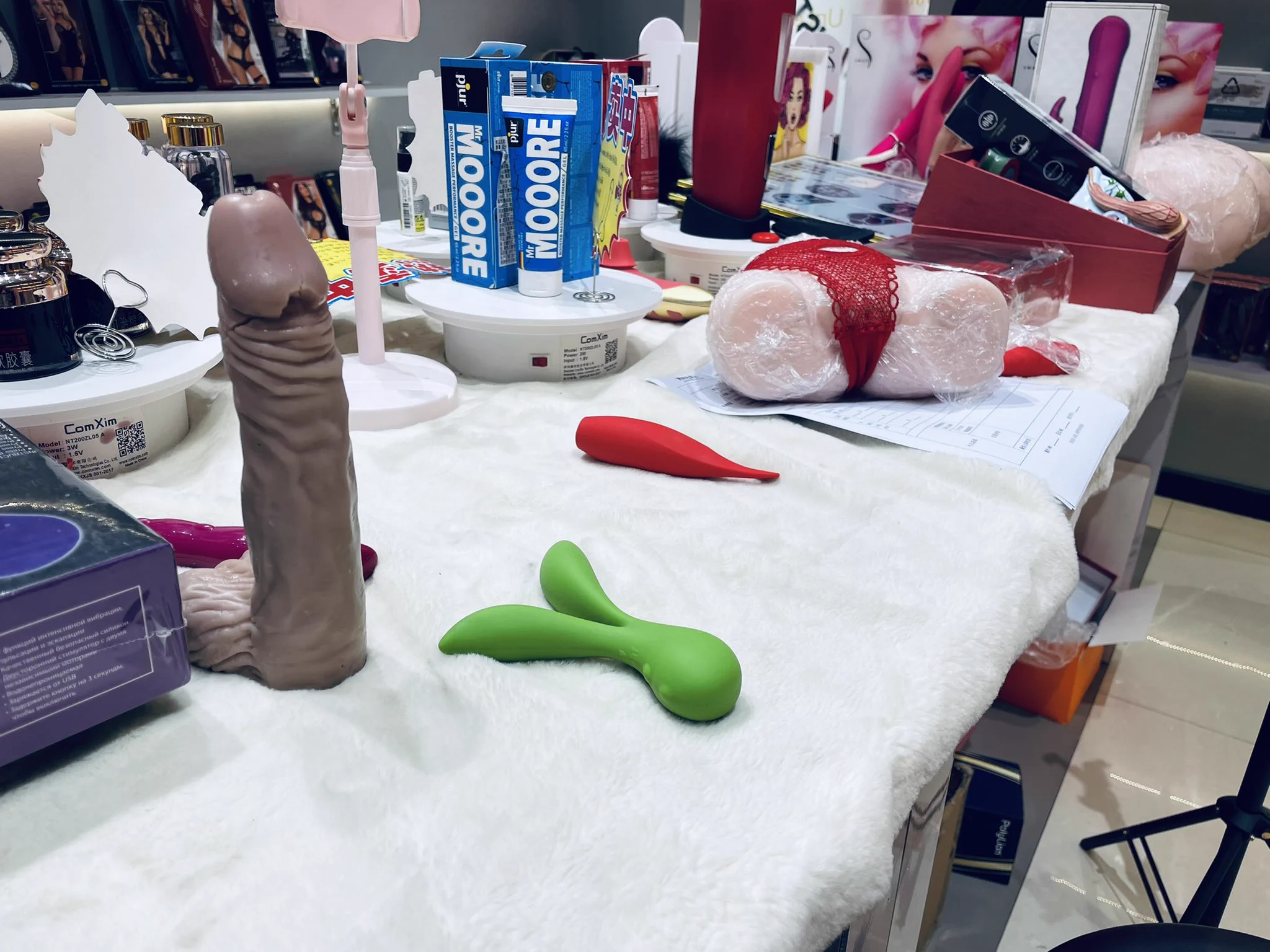 兄弟萌。。。有人愿意加我工作微信吗？😂淦有指标的。。。。如果说你愿意听我给你介绍各种飞机杯啊按摩棒的就更好了（但是不要给我捣乱哈我也很忙的） https://t.co/3T3PDr56ei