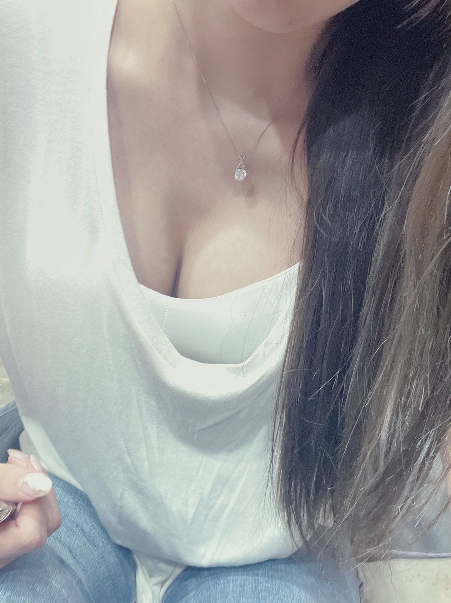 這是一個關於騎車
騎一騎風太大外套掉下來
奶子出來招待大家的故事
想說怎麼隔壁的阿北們一直看我😒 https://t.co/LUxXA4YSI0