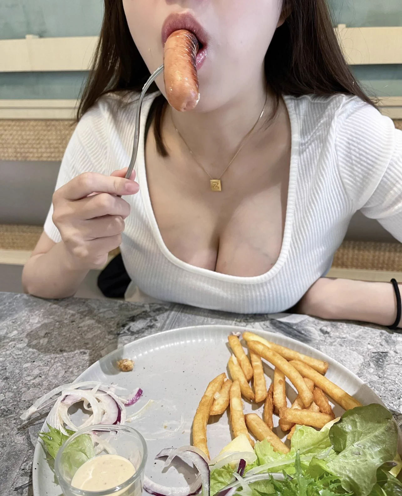 早午餐：），老婆在吃可口的德式香腸 https://t.co/6jY77tJwk1