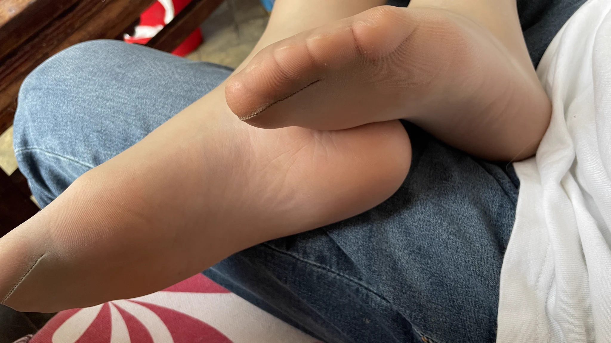 把玩老婆丝袜脚，穿了一天的丝袜味道真好 https://t.co/ybcbDk9eaa