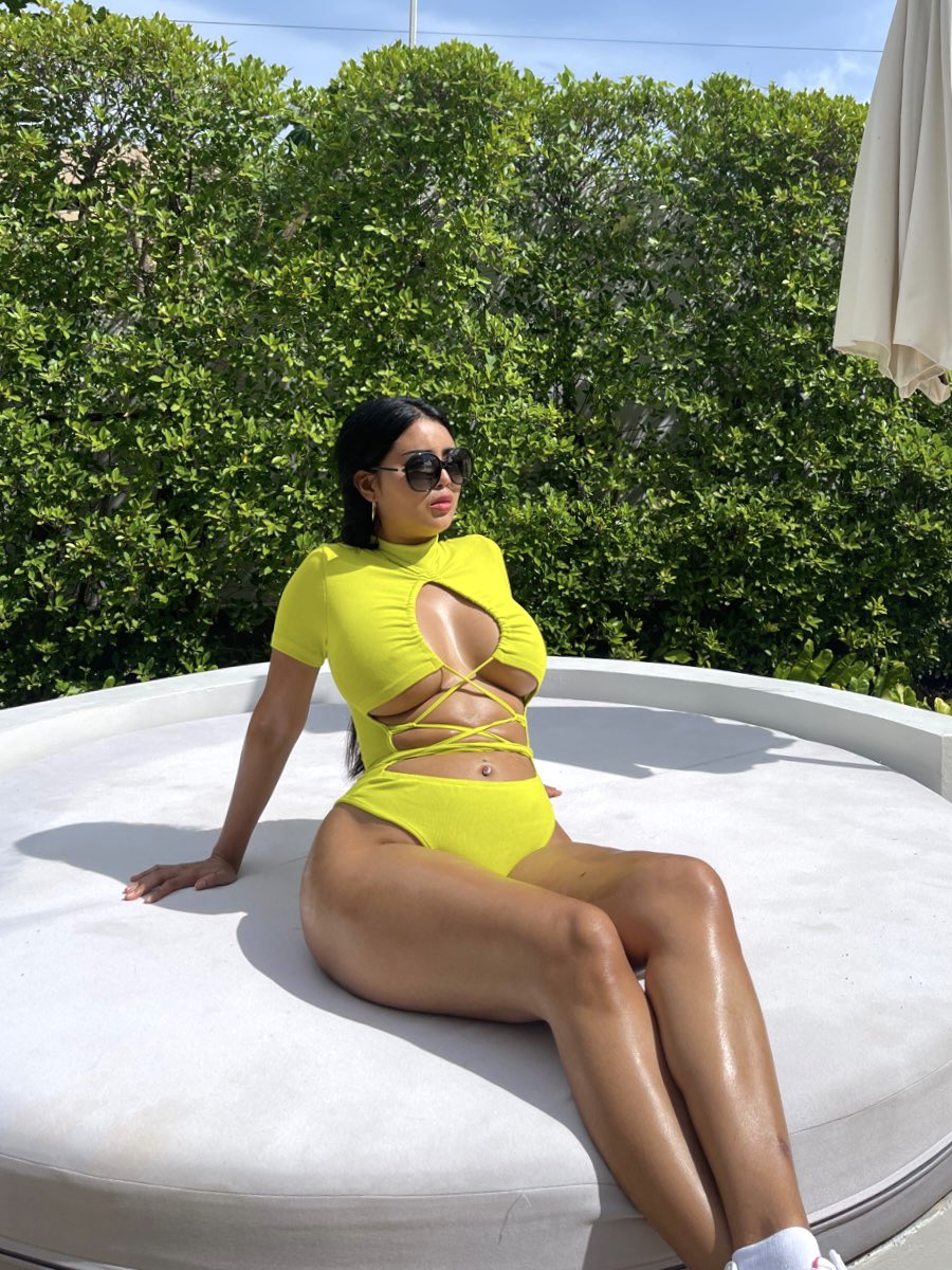 รีบๆถ่าย พอแล้วนะคอนเท้นต์อาบแดด เป็นไข้เลยจ้าาา🤒🥴 https://t.co/uwxIaxCS1I