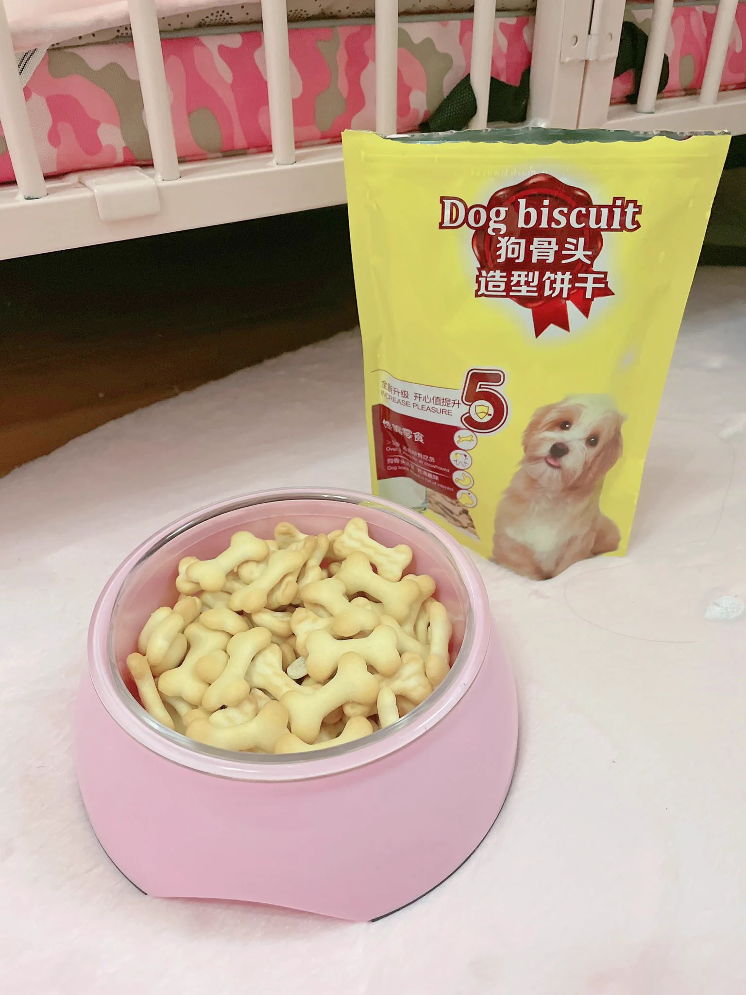 主人日常都用这个饼干和鱼肉肠来奖励我~ p. s这个是人吃的饼干🍪！但是造型和包装都和狗粮很像，放在狗盆里压根看不来是零食。吃了一碗，还是奶香味的🤣🤣好吃！哈哈哈，不过最爱的还是鱼肉肠，狗子和人都能吃~ https://t.co/pM0tsgmmLo