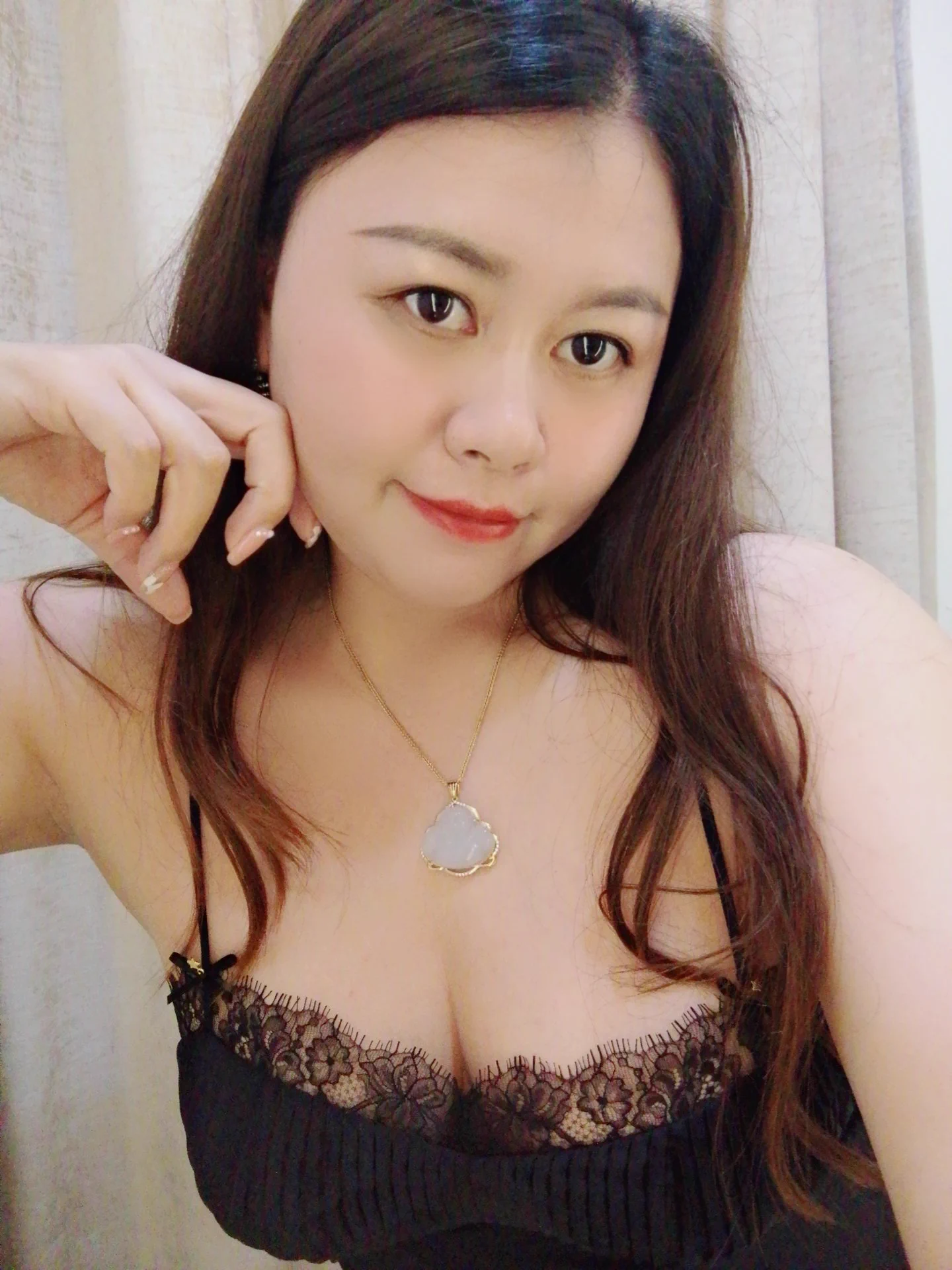好久没有买新睡衣了，这件刚花了六百多买的，好看吗？ #付丽娟 #巨乳 #肥臀 https://t.co/Vl6zhAwKci
