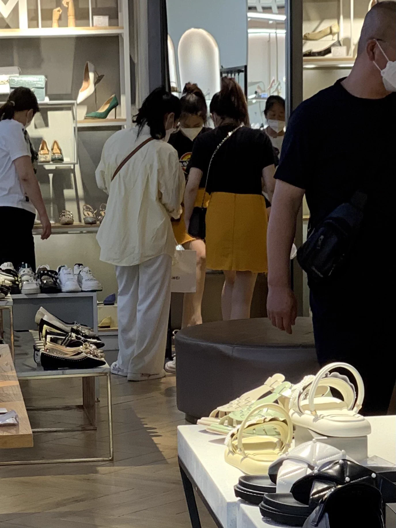 【商场顺袜】匡威白色帆布配上小白袜，可以勾起很多回忆。起码我是这样。毕竟这样的搭配，起码在10年前也不会过时。不禁让人想起班级里那个暗恋的女孩。课桌下晃动的白色袜边，眼光停留了几年。忽然惊醒，已是昨天。管不了那么多了。颤抖的手从还有余温的鞋里把她们带走，顺便还可以把时光留下💦💦 https://t.co/45VWUNEOvT