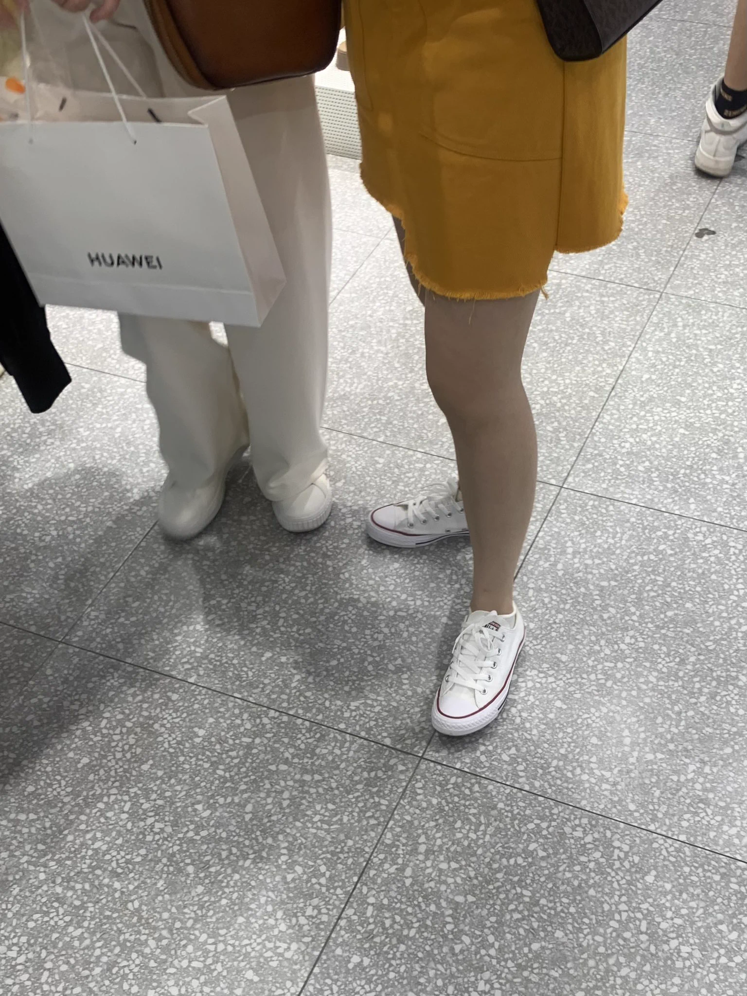 【商场顺袜】匡威白色帆布配上小白袜，可以勾起很多回忆。起码我是这样。毕竟这样的搭配，起码在10年前也不会过时。不禁让人想起班级里那个暗恋的女孩。课桌下晃动的白色袜边，眼光停留了几年。忽然惊醒，已是昨天。管不了那么多了。颤抖的手从还有余温的鞋里把她们带走，顺便还可以把时光留下💦💦 https://t.co/45VWUNEOvT