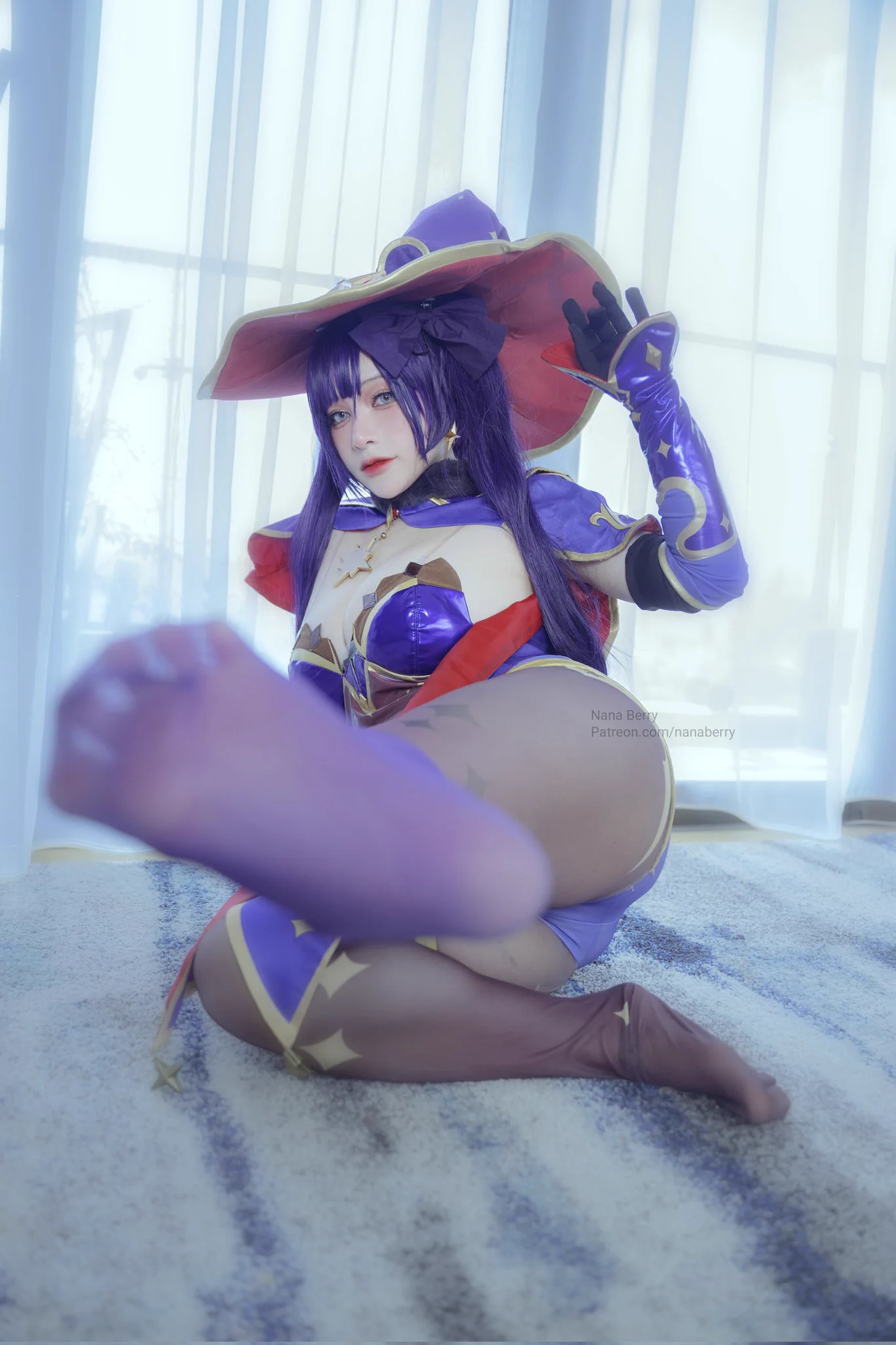 Oh no, Mona's booty is getting smaller because she lacks of Mora! Donate now on her Patreon to increase the size of her booty https://t.co/t4Cgrp1dRB