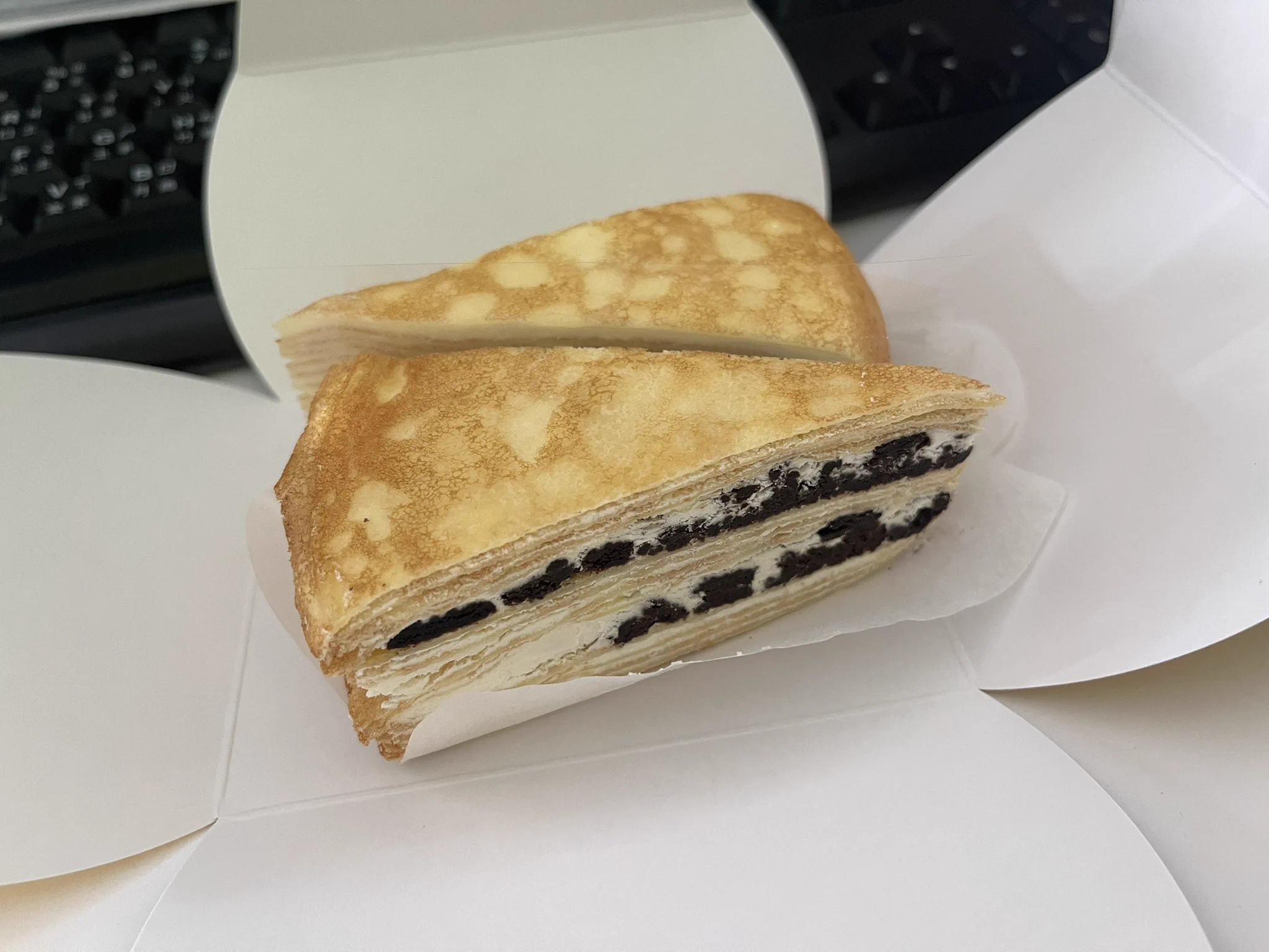 昨天不知道是什麼日子好幾個送吃的還送禮物的害我嚇一跳 讓我覺得好感動😂像個公主的一樣被人寵著 但王子在哪呢？ https://t.co/lVQNYKcqN0