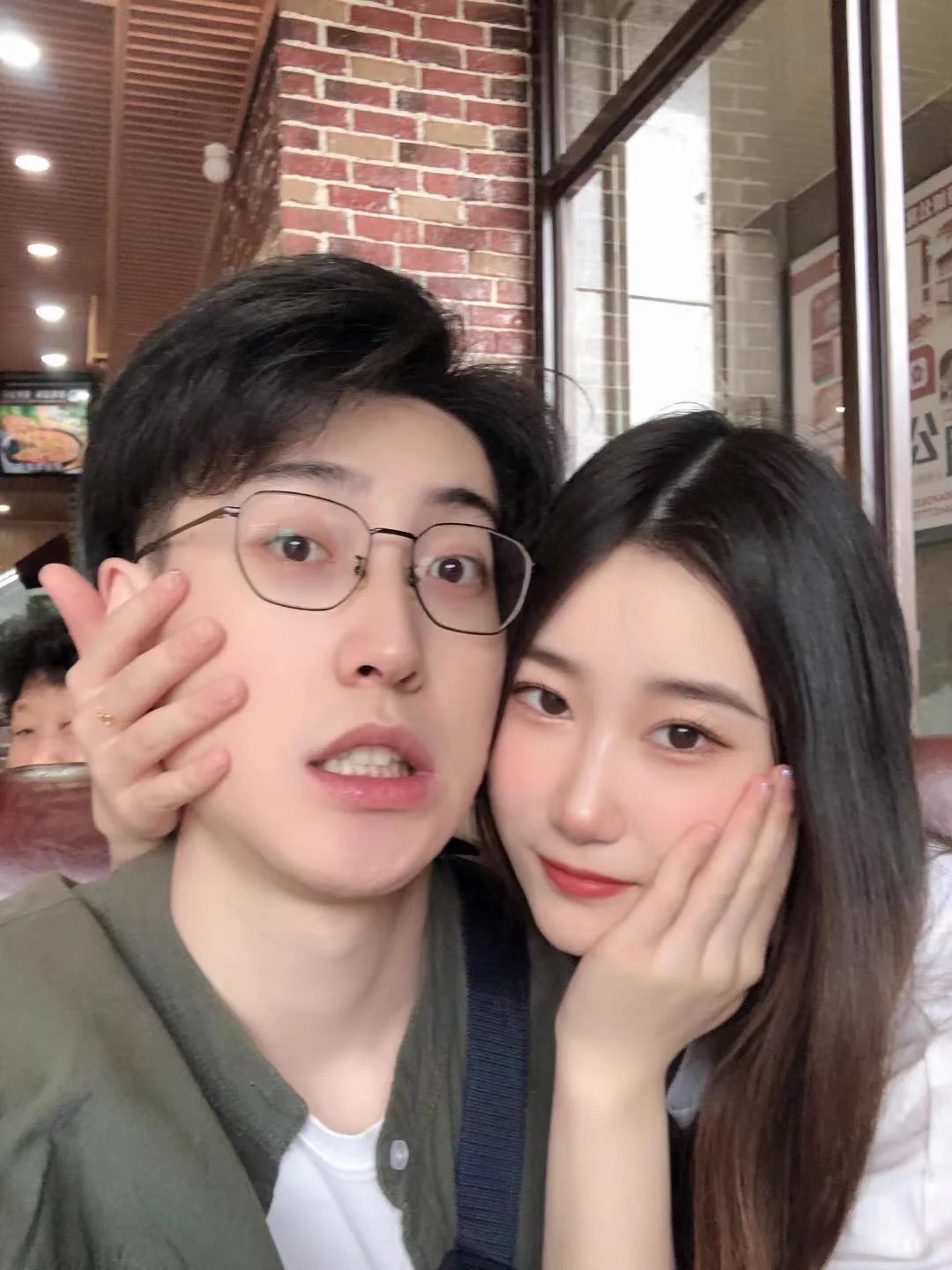 【小兰系列】晚上去取袜，回家打开发现这批小兰竟然反差成这样，这些脏袜还是那个小兰吗🤔🤔与男朋友旅游这么久，把白袜穿成这样。我承认有我的责任……因为慢慢地，她们已经养成了不洗袜子的习惯。这算好事还是坏事😧😧 https://t.co/e4seBosgBt
