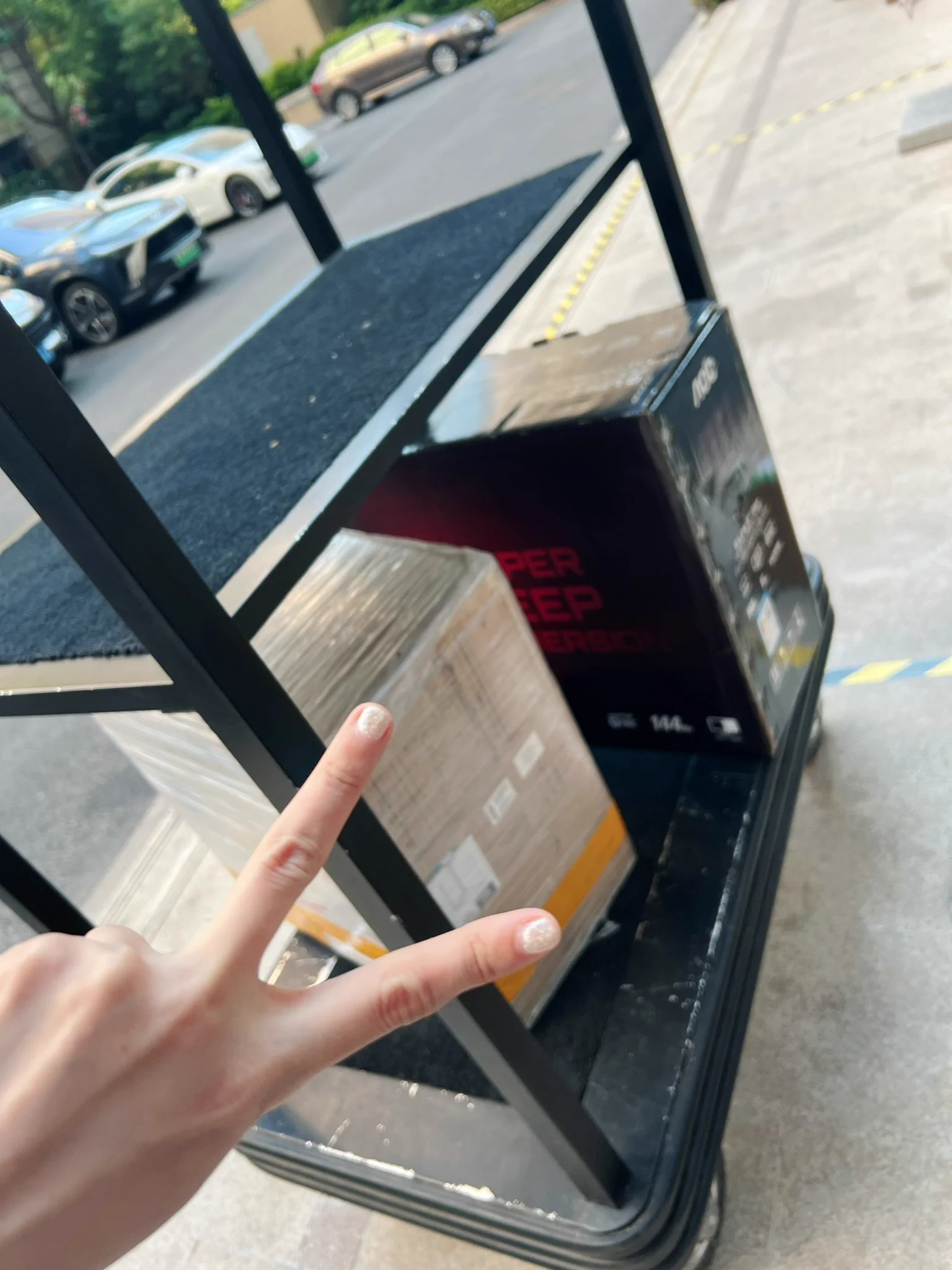 为了弄个自己的小小的高清直播间，自己查资料，请教各路大神，背背扛扛的一个又一个包裹，加上快递不是特别方便，这点东西选了快两个月。 接下来就是打光、还有调试、乐器声卡话筒的连接，一点点🤏摸索着往前走，每一个不曾起舞的日子都在默默努力，虽然没办法做到很好，但也要加油鸭！ https://t.co/1PRKbGPYm4