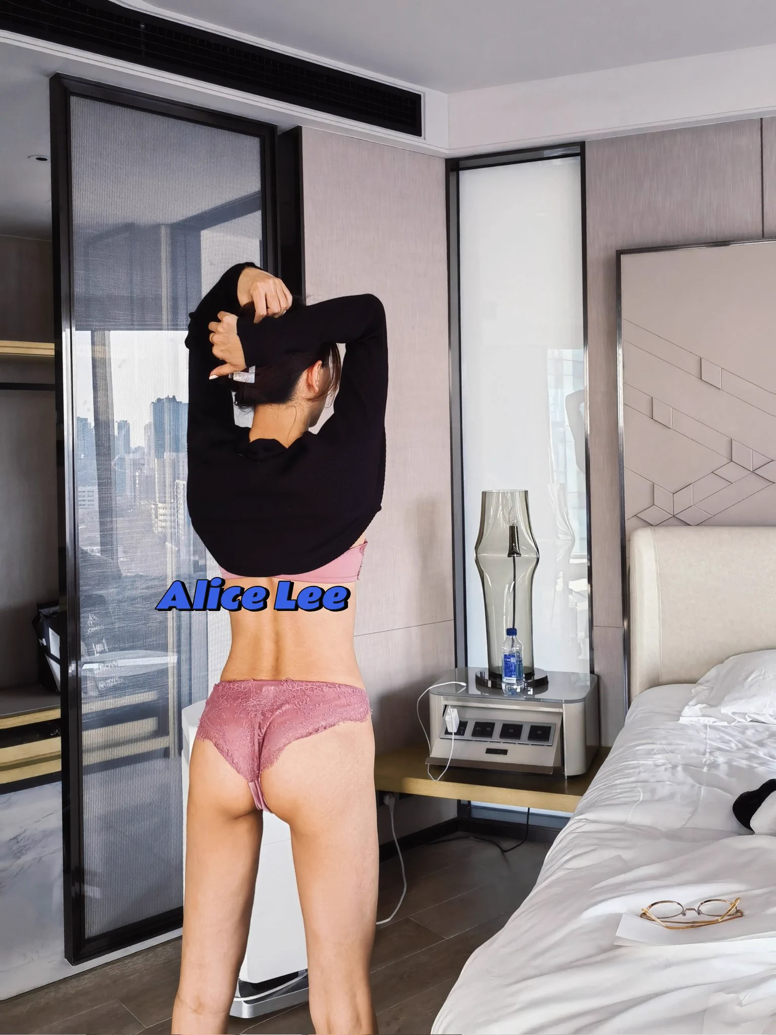 之前在酒店拍的片子，翻到了拿出来。女友在穿衣服时从后面抓拍的。很喜欢女友紧实的屁股，看到就想到后入时被紧紧夹着的感觉。 #美臀 #私房 #北京约炮 #美背 https://t.co/XExkiJAj6J