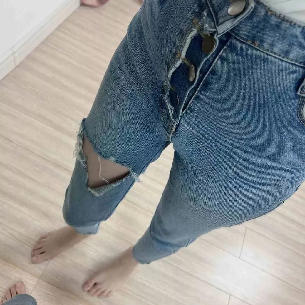 今天穿破洞裤上班 https://t.co/jQAxPo4D53