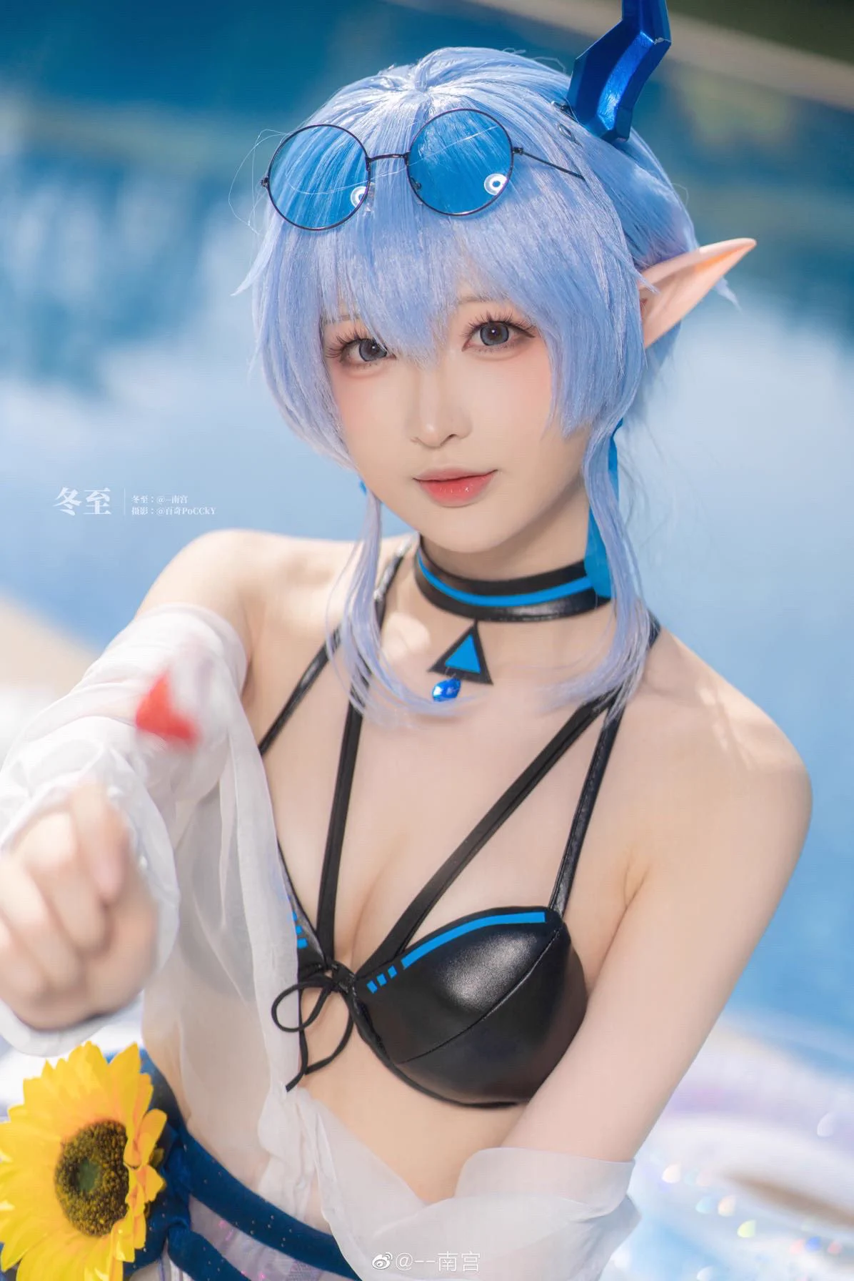 #悠久之树##悠久之树半周年快乐#“这是夏至帮我选的泳衣，虽然她说非常合适，但我果然还是不太习惯这样的服装……”“请别盯着我看，会长。”冬至：@nangongOVO 摄影：百奇PoCCkY https://t.co/7In4XV7Nmp
