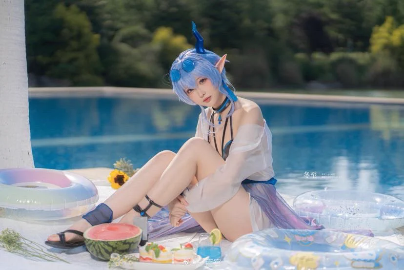 #悠久之树##悠久之树半周年快乐#“这是夏至帮我选的泳衣，虽然她说非常合适，但我果然还是不太习惯这样的服装……”“请别盯着我看，会长。”冬至：@nangongOVO 摄影：百奇PoCCkY https://t.co/7In4XV7Nmp