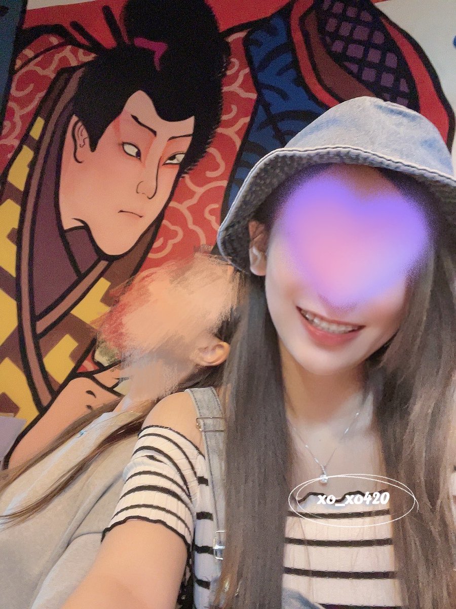 跟奇怪的牆上地基主合照
還有保護我的姐妹所以馬掉

第一次發露齒笑
讓你們看到我的牙套
雖然陶瓷白色的很不明顯 https://t.co/e2ZJOMi3xa