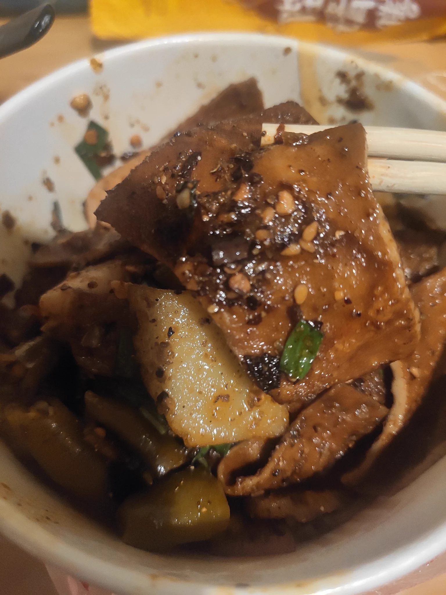 我一转身老板就把豆干苕皮年糕给我剪了！迅雷不及掩耳盗铃之势！生气的又点了一份冰粉凉虾！哼！ https://t.co/NnpGBtK54B