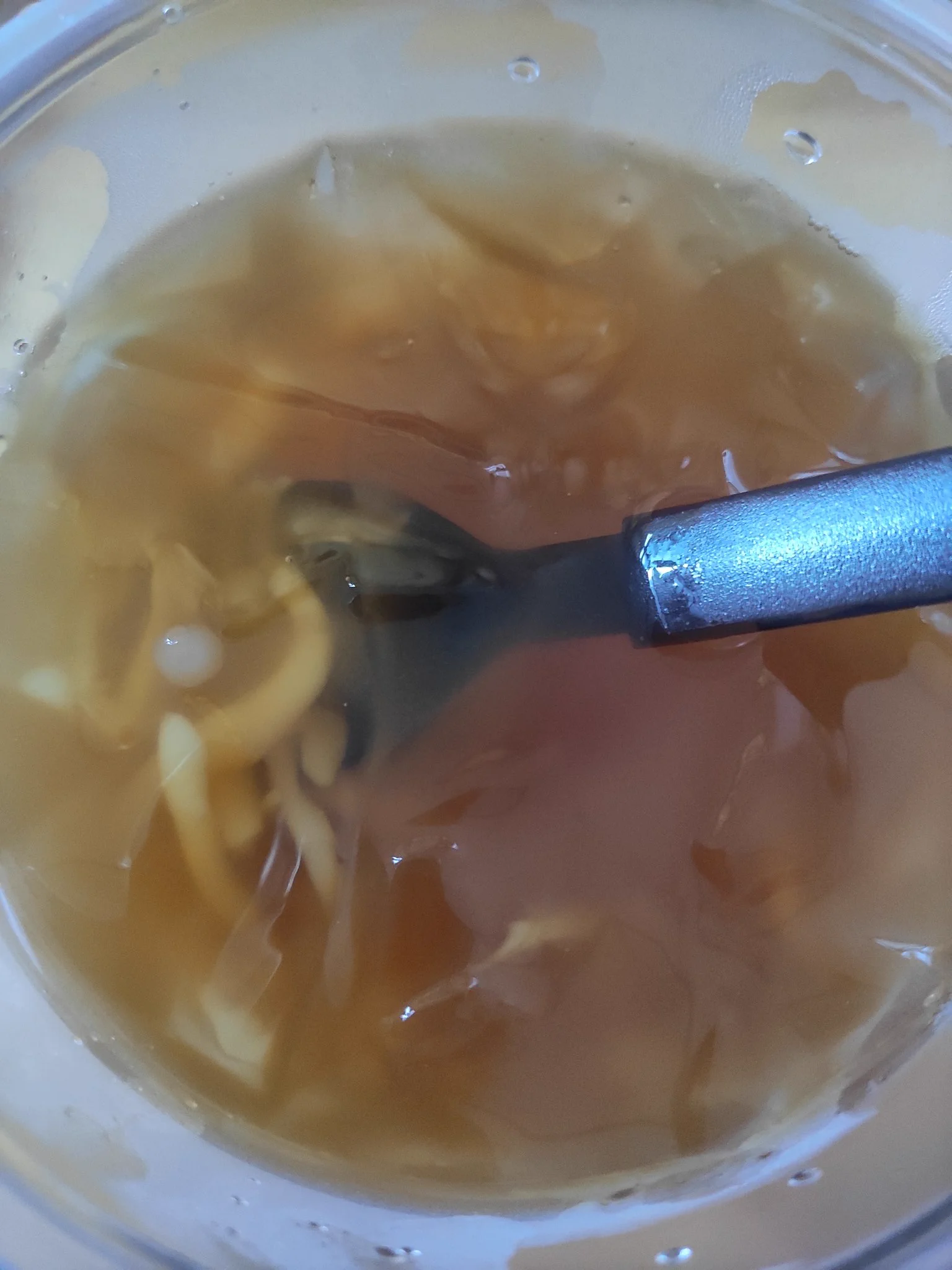 我一转身老板就把豆干苕皮年糕给我剪了！迅雷不及掩耳盗铃之势！生气的又点了一份冰粉凉虾！哼！ https://t.co/NnpGBtK54B