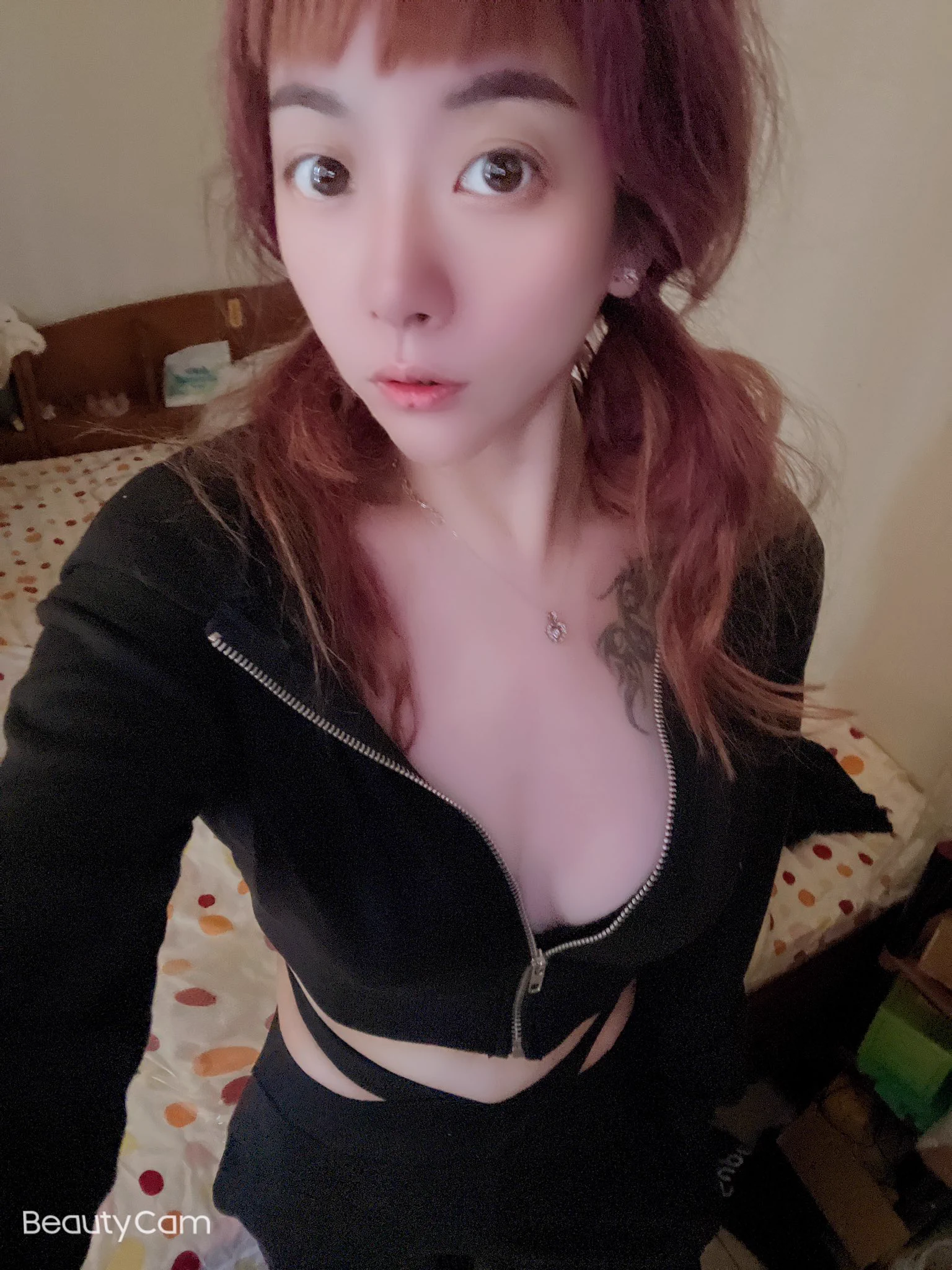 終於好轉，肺炎病毒不具傳染性了，也可以出門了，只是還是不能去人多的地方身體還在調息中，謝謝關心我的朋友。#新運動衣真好看 https://t.co/s5WCqYBWSG