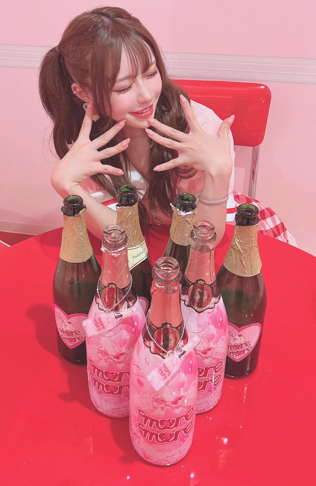 昨日はゲスト出勤ありがとうございました🥺💗みんなに会えて幸せでした🥰🥰moremore（@moremore_81 ）さん制服も店内もめちゃくちゃ可愛くてお給仕してて楽しかった😳💕 https://t.co/uJapTUC23R